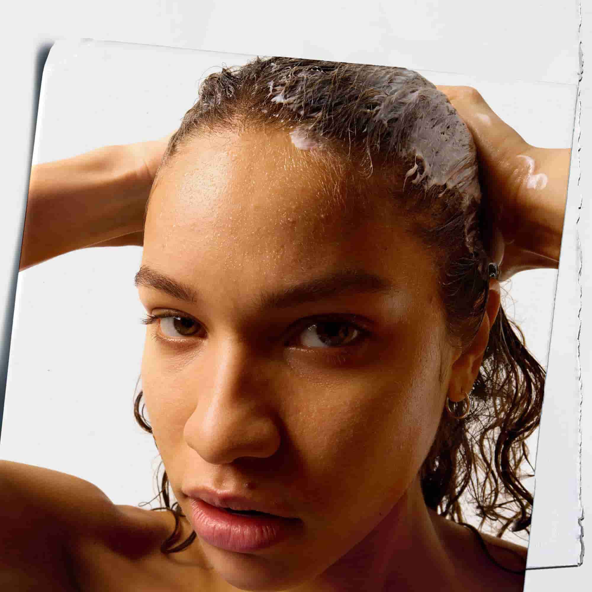 Model Bruger Kiehl's Amino Acid Conditioner i deres hår