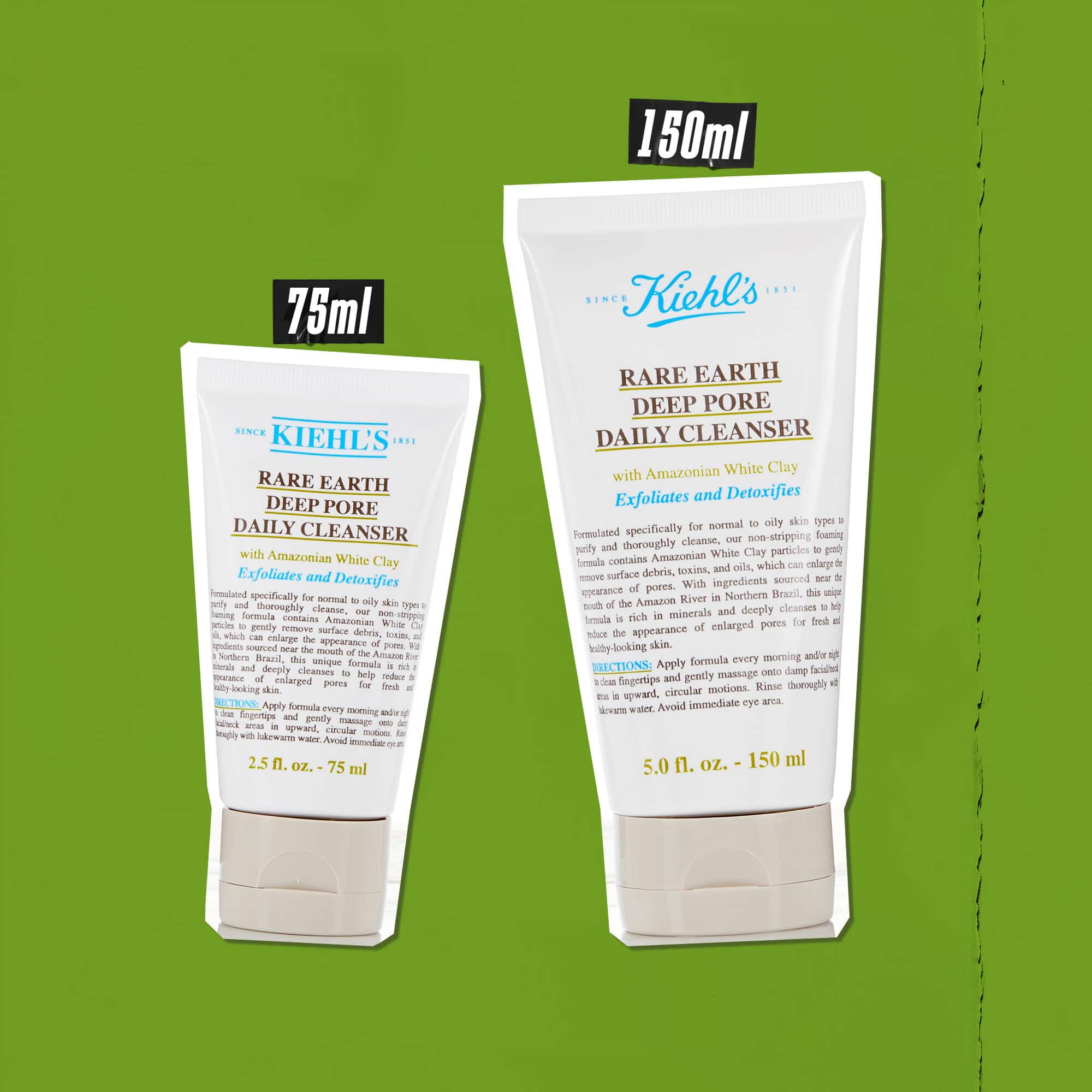 Tre tuber Rare Earth Deep Pore Daily Cleanser i forskellige størrelser (75 ml, 125 ml, 150 ml) mod en grøn baggrund.