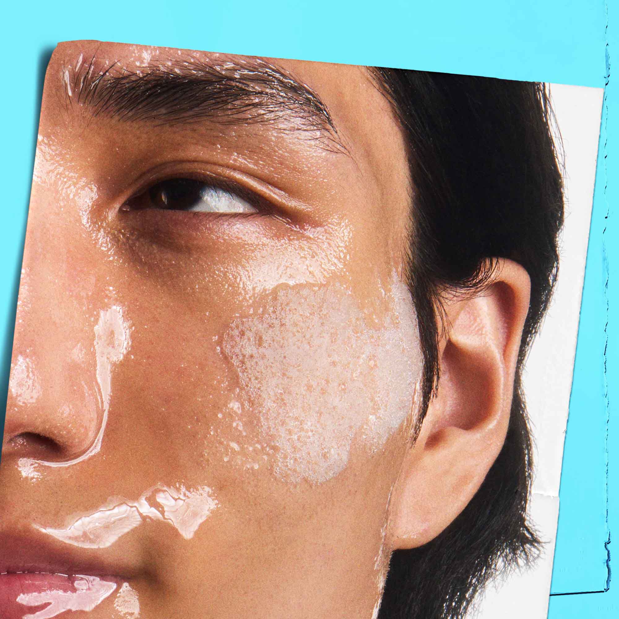 Ultra Facial Oil-Free Cleanser påføres huden.