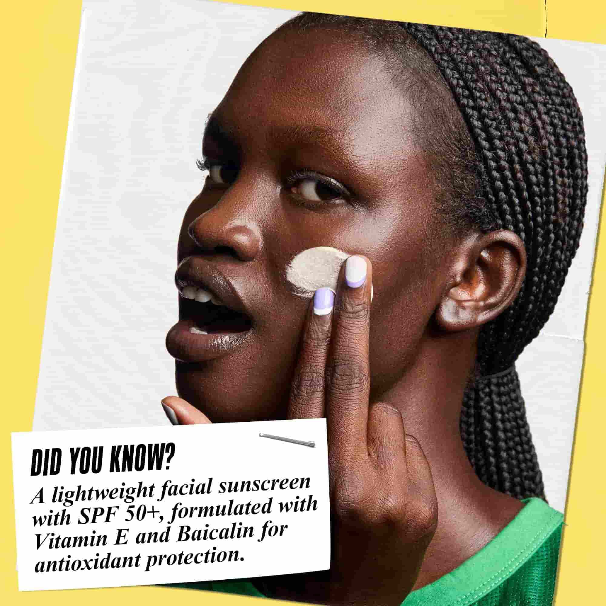 Ultra-Light Daily UV Defense påføres ansigtet. Teksten lyder: "Vidste du det? En let solcreme til ansigtet med SPF 50+, formuleret med E-vitamin og baicalin for antioxidantbeskyttelse."