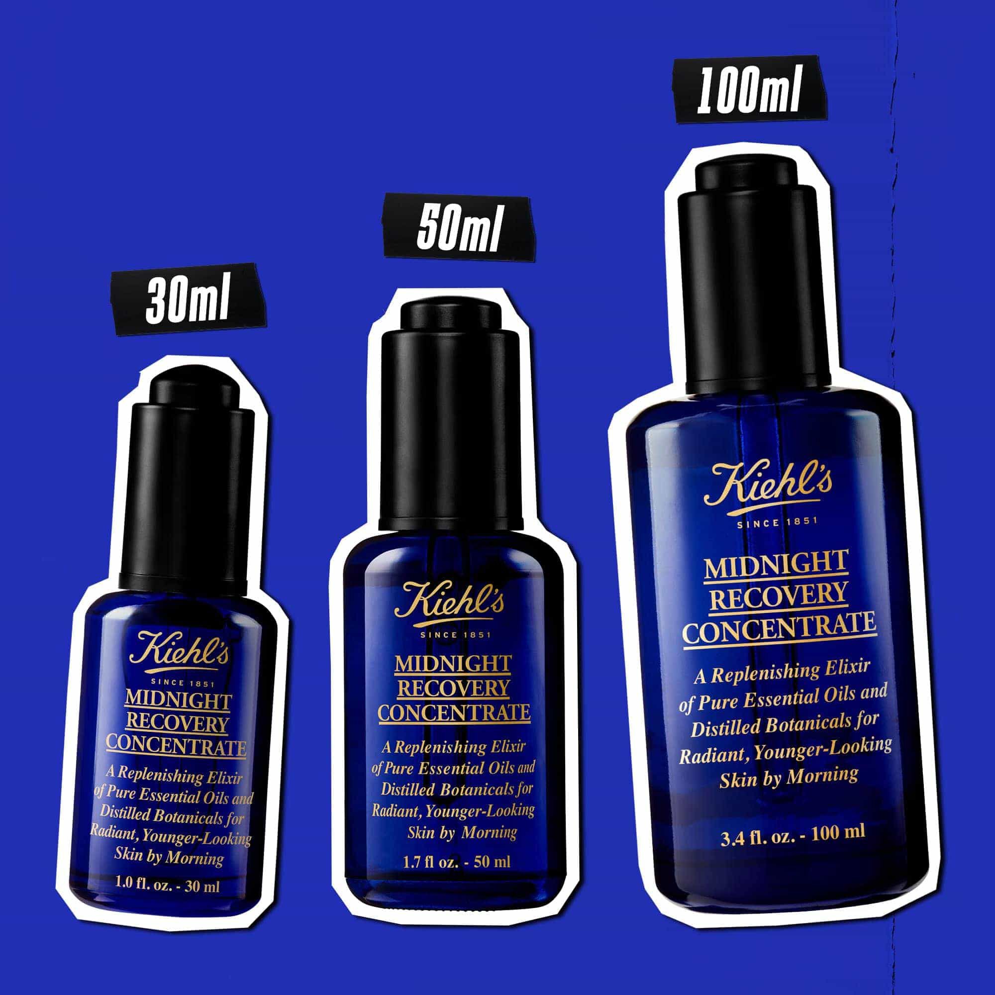 Tre flasker Midnight Recovery Concentrate ansigtsolie i forskellige størrelser (30 ml, 50 ml, 100 ml) mod en blå baggrund.
