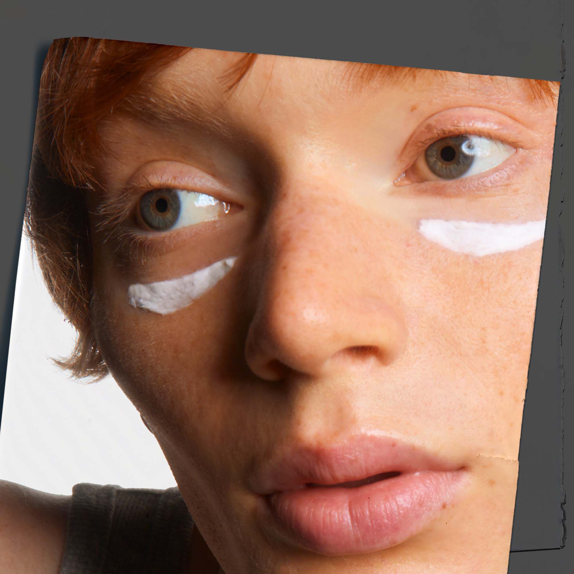 Taetbillede af huden, der viser påføringen af Kiehl's Age Defender Eye Repair.