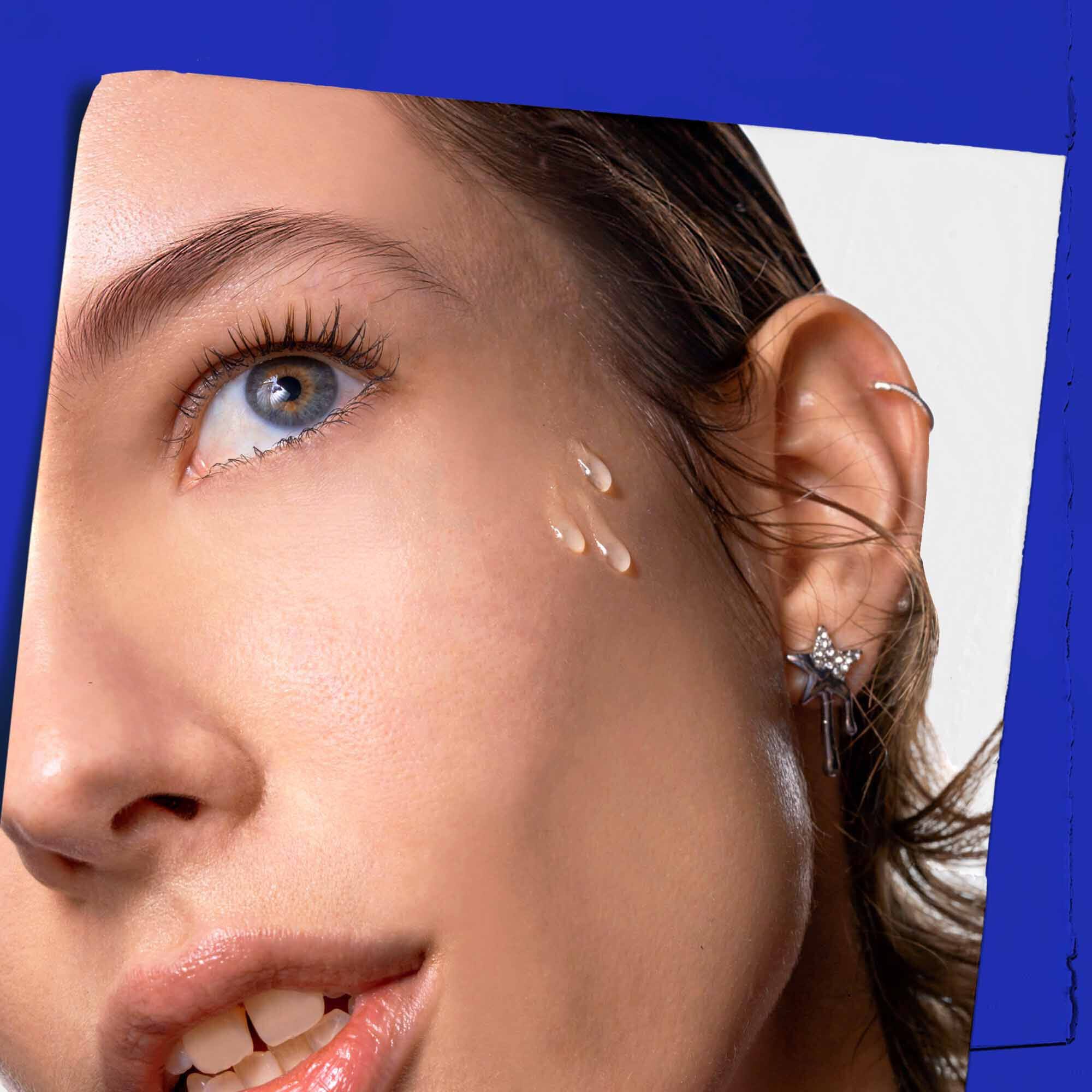 Midnight Recovery Concentrate ansigtsolie påført huden.