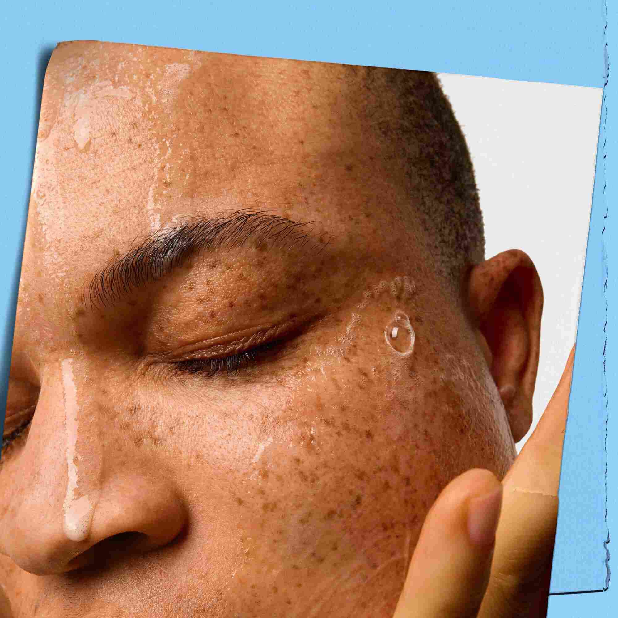 Model med Kiehl's Ultra Facial Cleanser i ansigtet