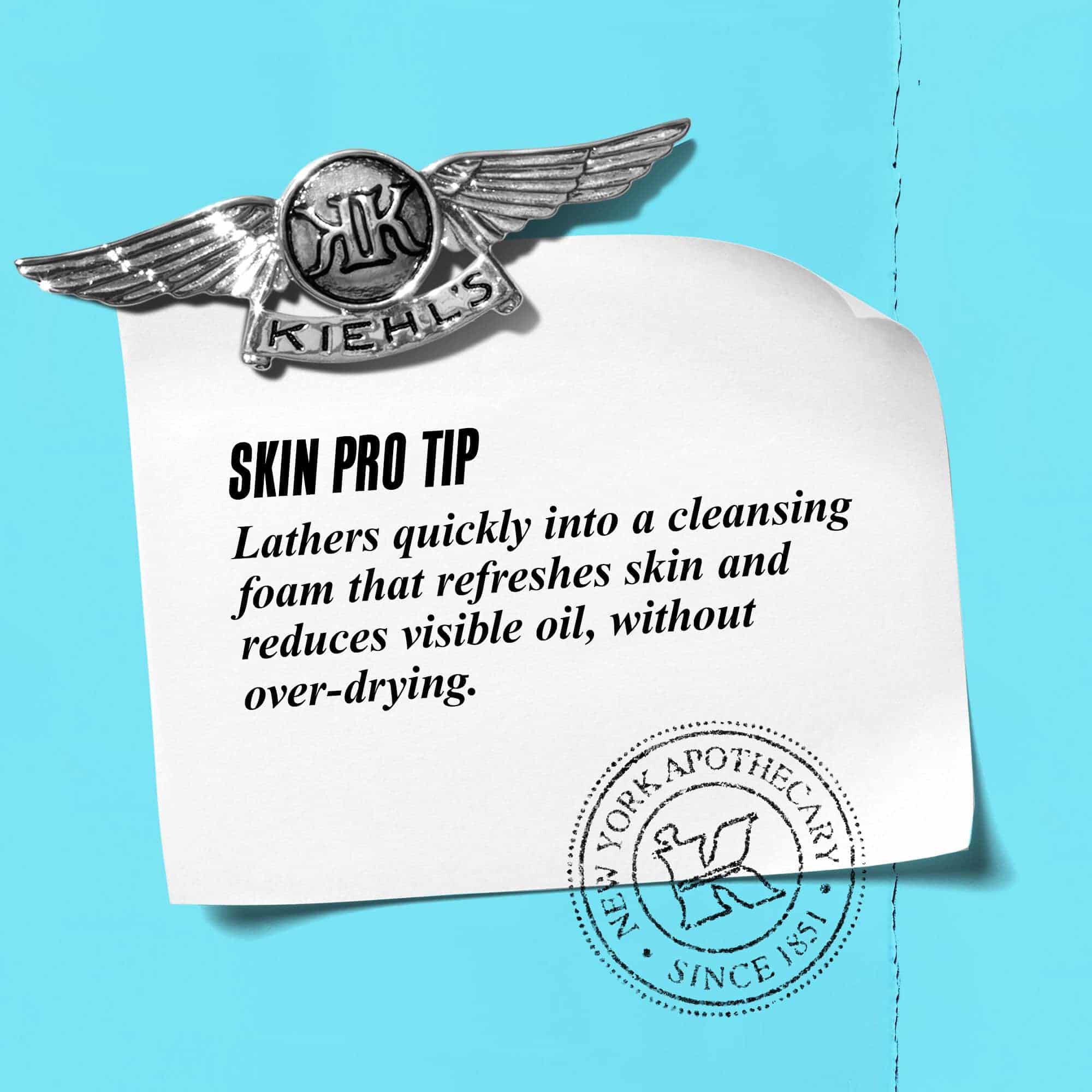 Grafik med tekst: "Skin Pro Tip: Skummer hurtigt op til en rensende skum, der opfrisker huden og reducerer olie uden at udtørre."
