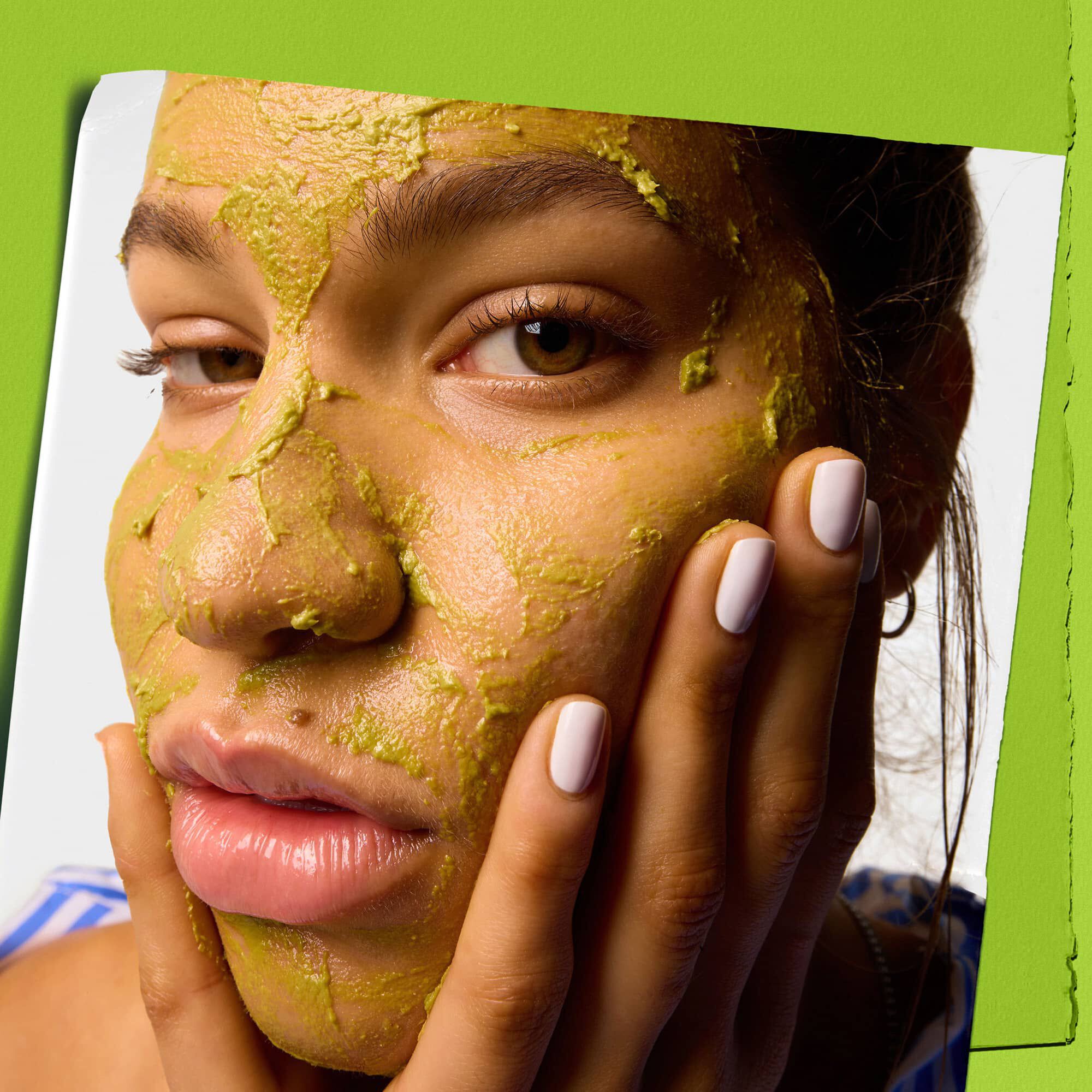 Model bruger Kiehl's Avocado Nourishing Hydration Mask i ansigtet