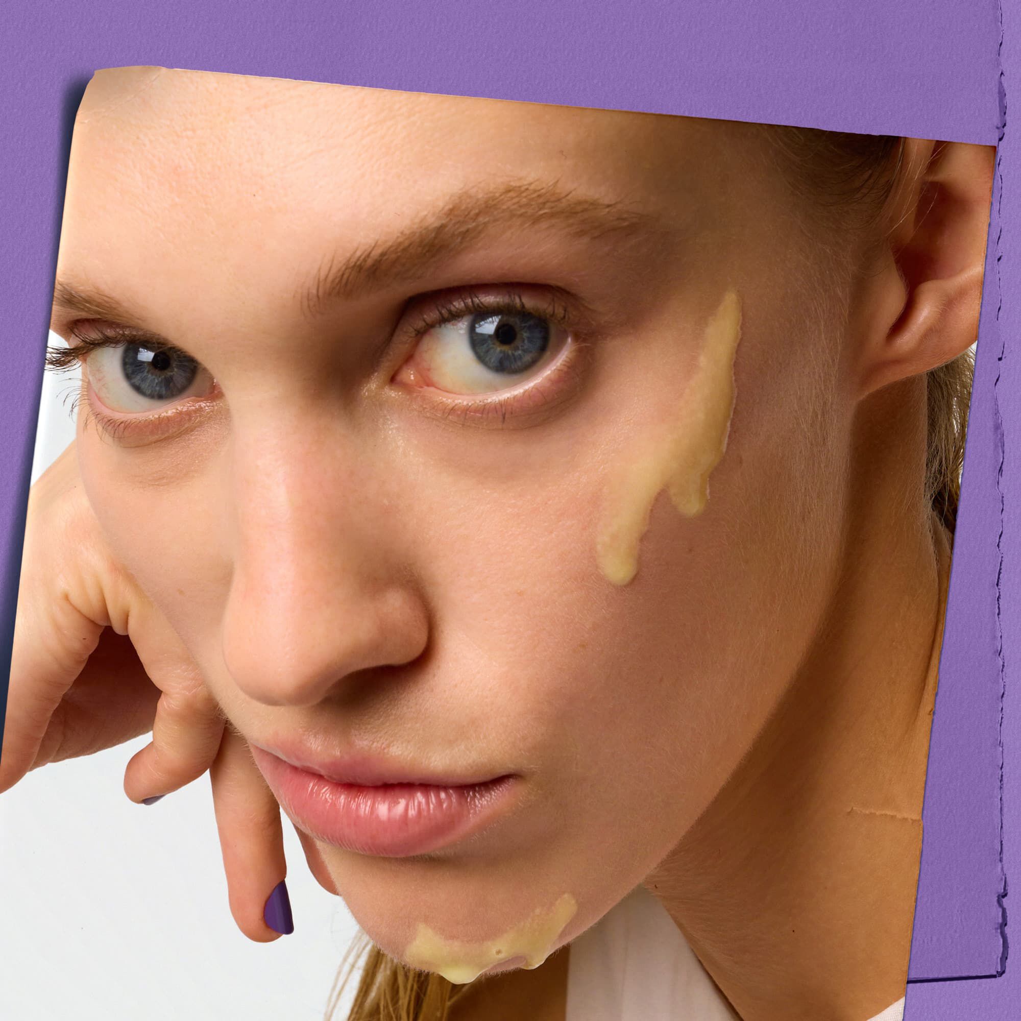 Model med en prøve af Kiehl's Retinol Fast Release Wrinkle Reducing Night Serum i ansigtet