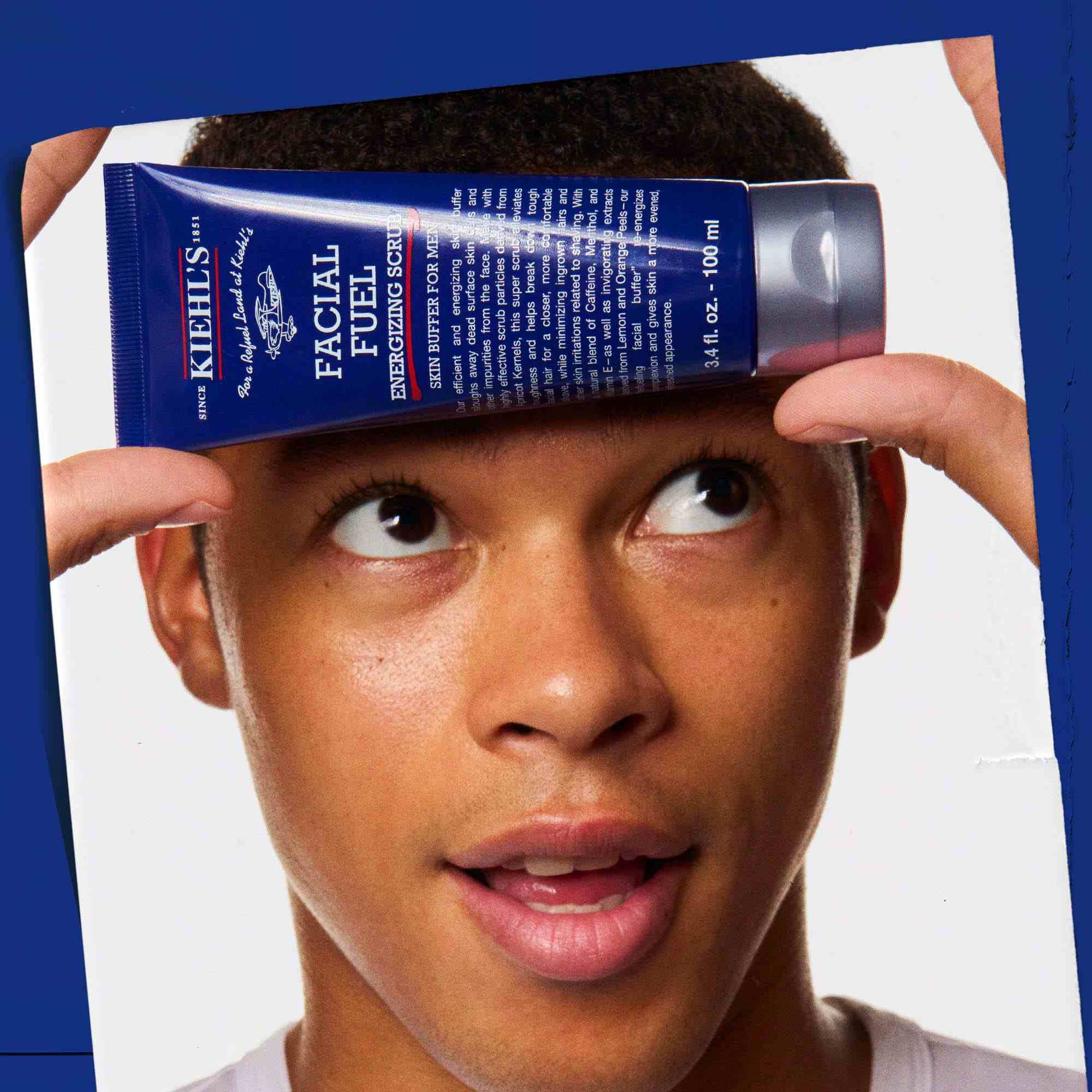 Facial Fuel Energizing Scrub holdes i hånden, hvilket viser brugen.