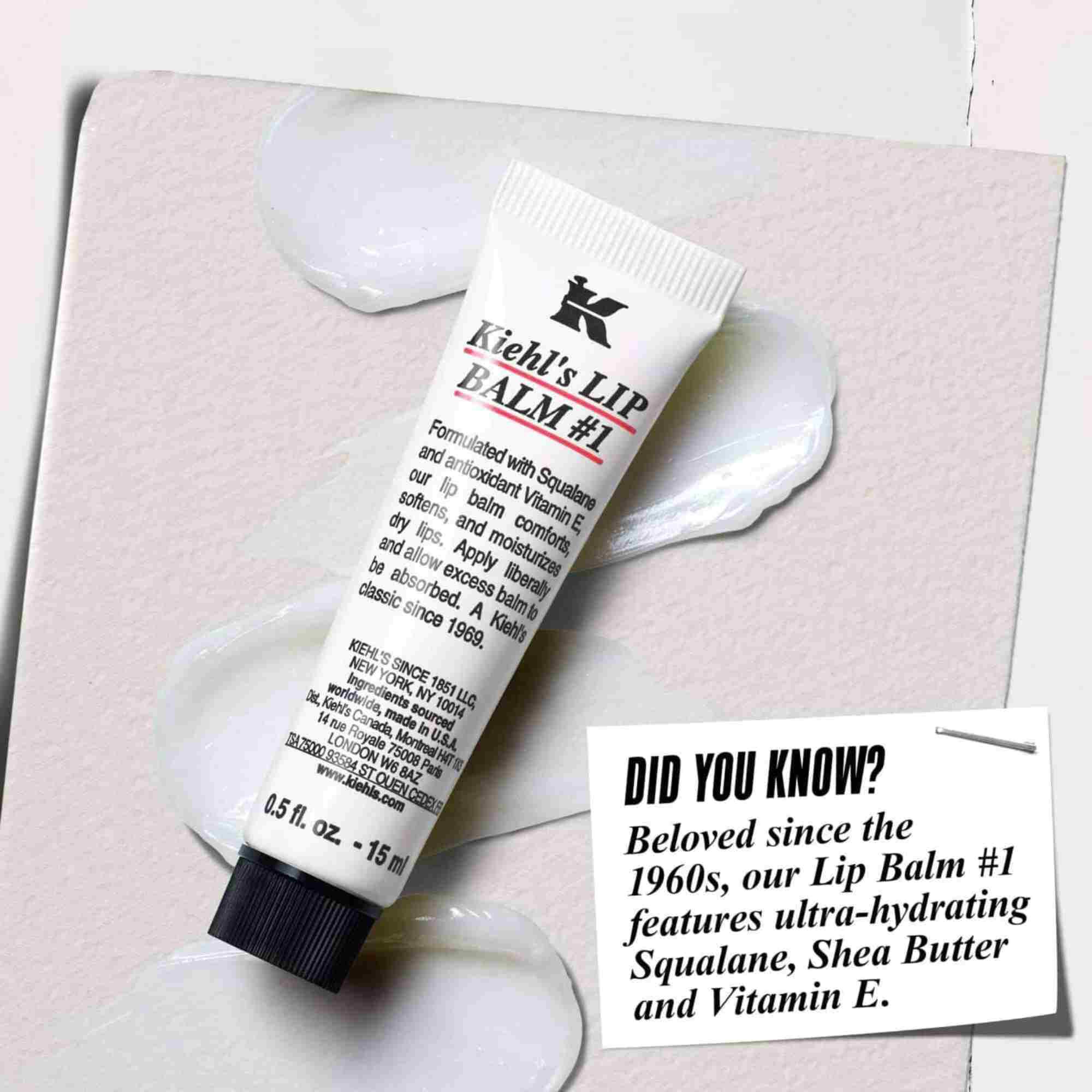 En tube Lip Balm #1 på en hvid overflade med teksten "Vidste du det? Formuleret med Squalane, Sheasmør og E-vitamin for fugtede, glattere laeber."