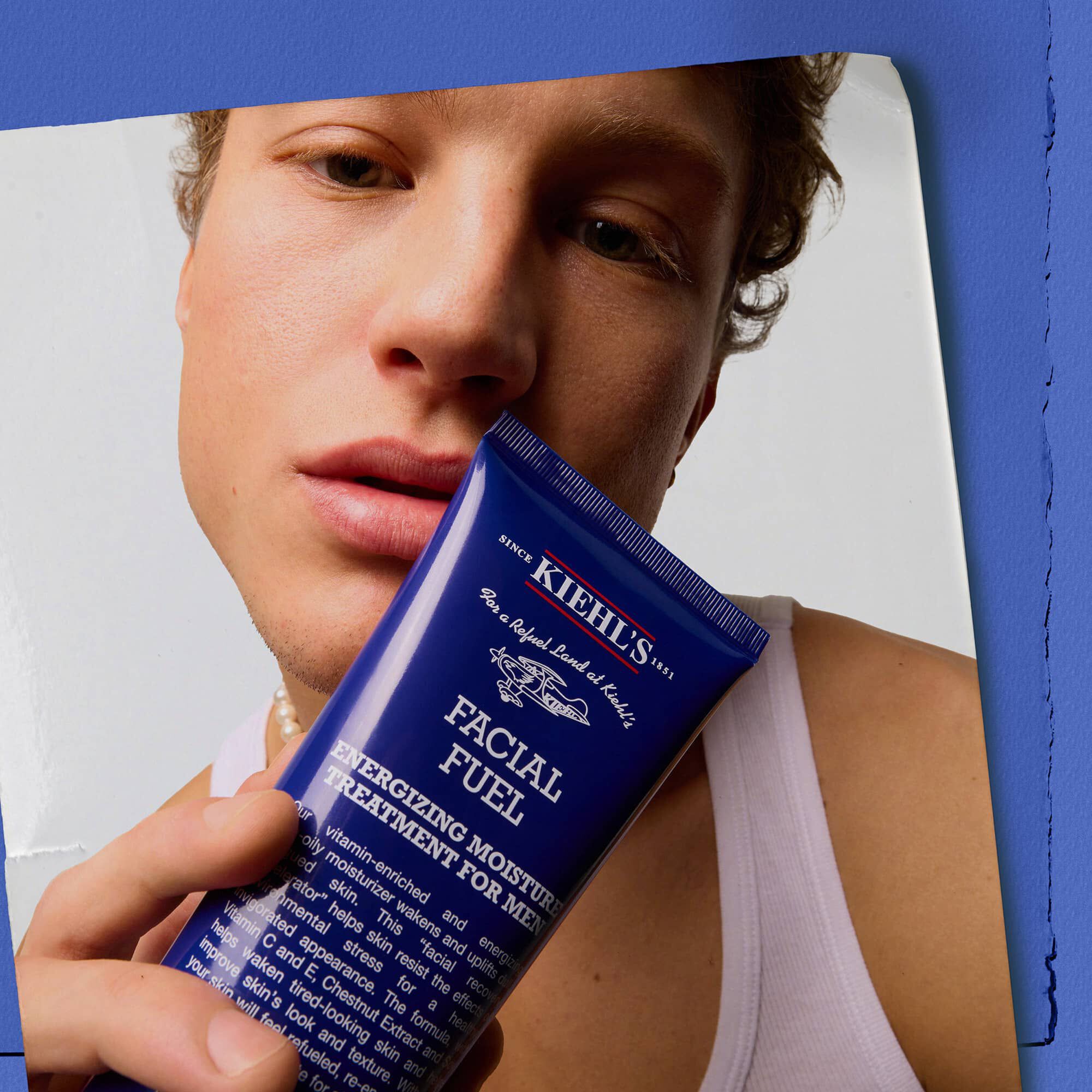 Model holder Kiehl's Facial Fuel Energizing Moisture Treatment til maend