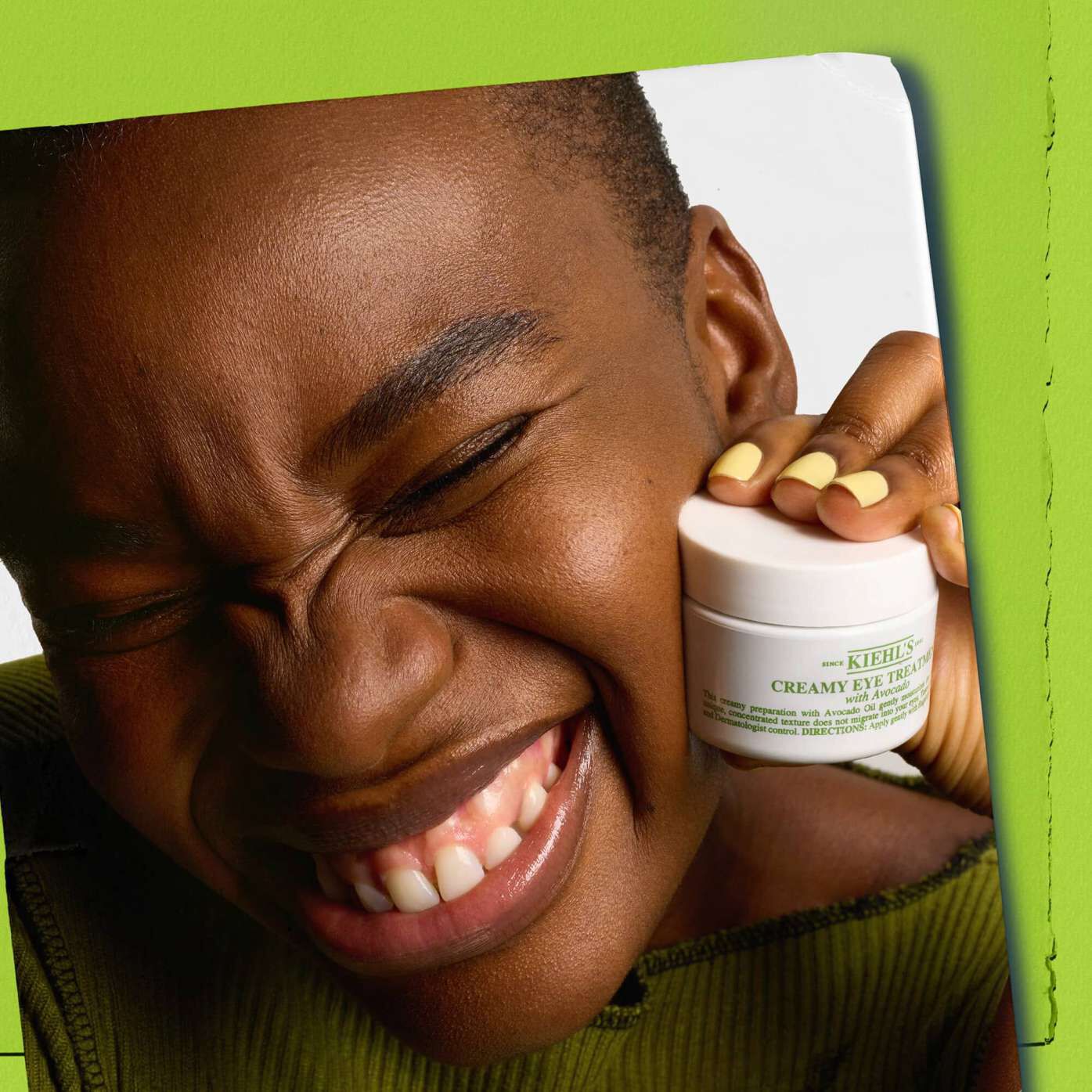 Model holder en krukke med Kiehl's Creamy Eye Treatment with Avocado