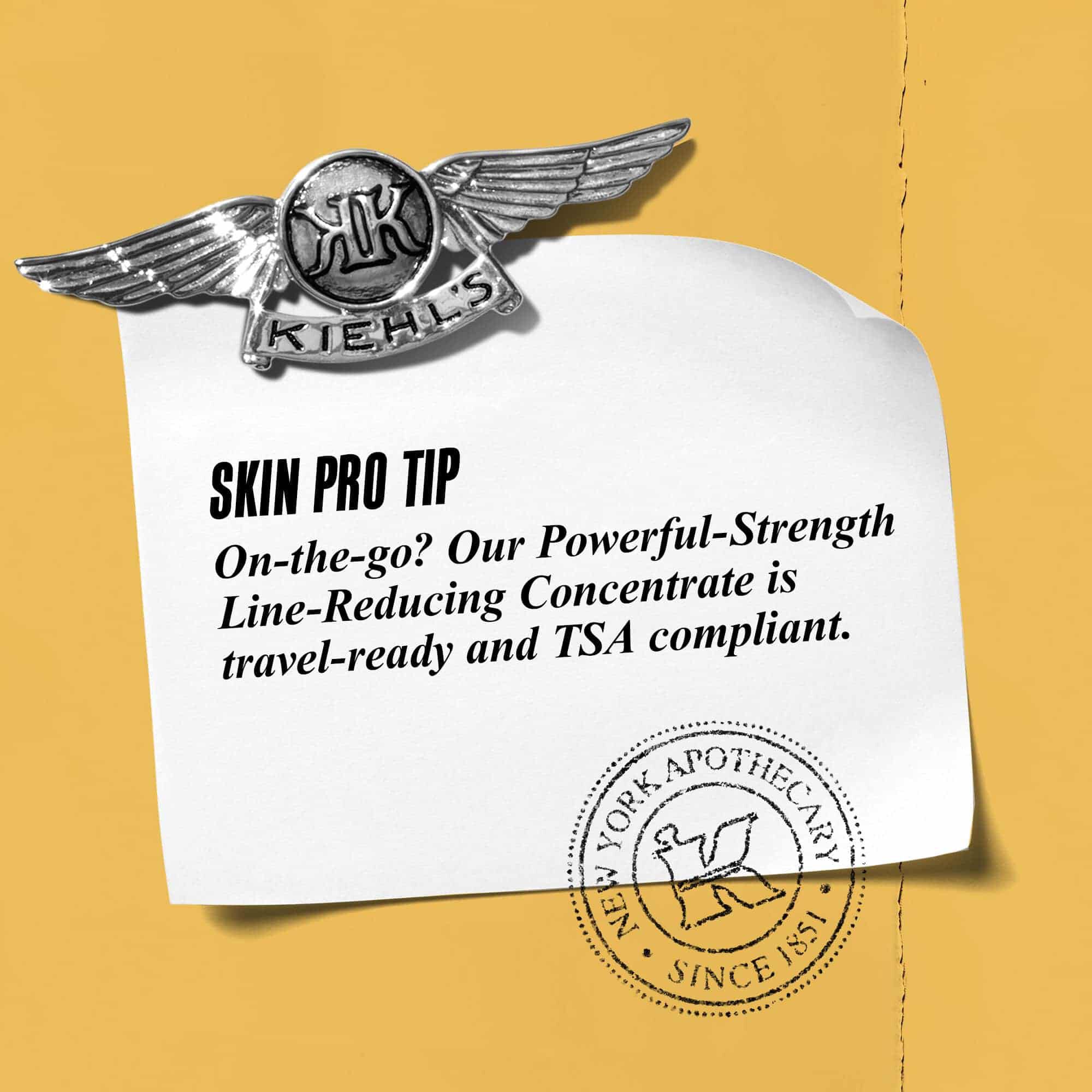 Grafik med tekst: "Skin Pro Tip: På farten? Vores Powerful-Strength Line-Reducing Concentrate er rejseklar og TSA-godkendt."