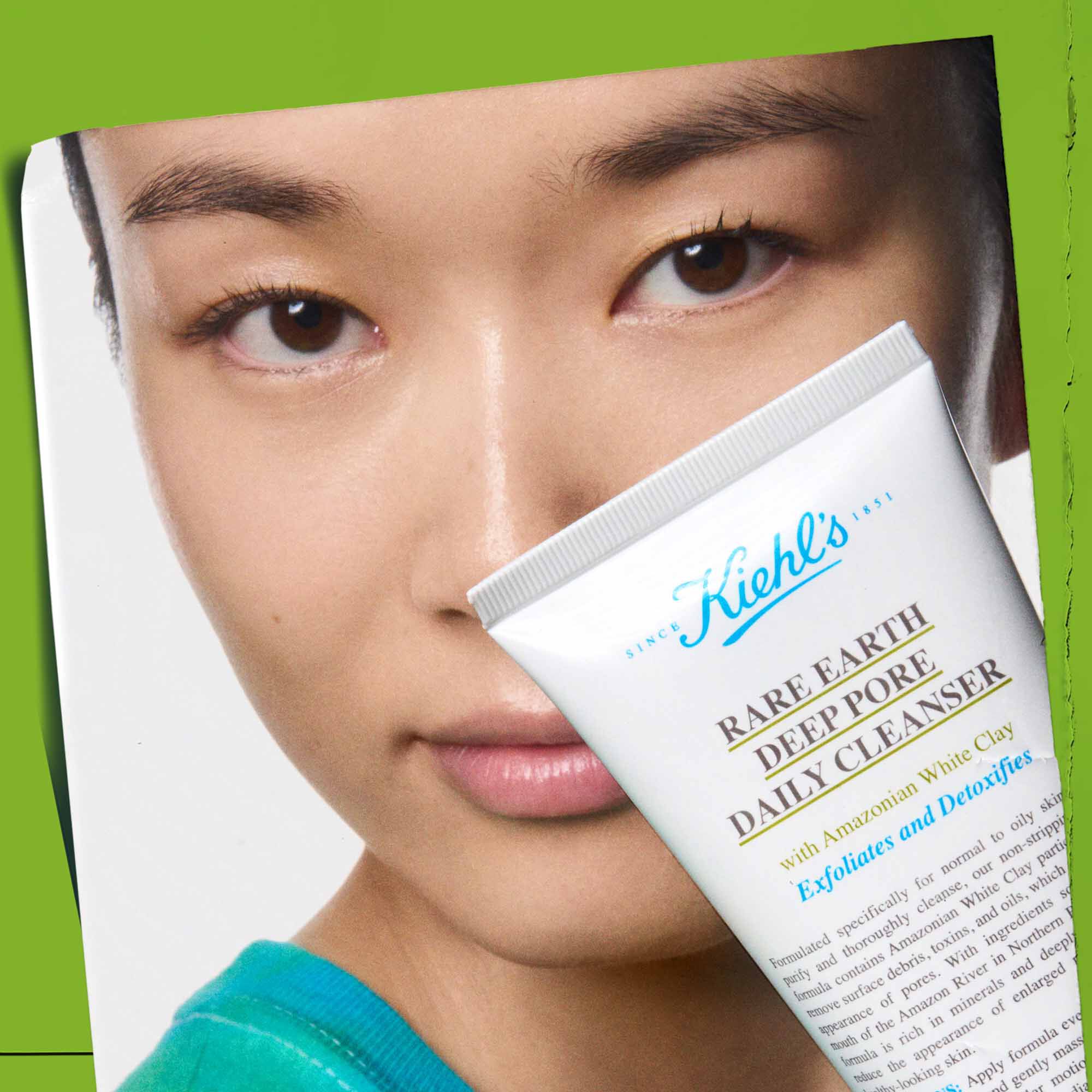 En person, der holder en tube Rare Earth Deep Pore Daily Cleanser, der viser brugen.