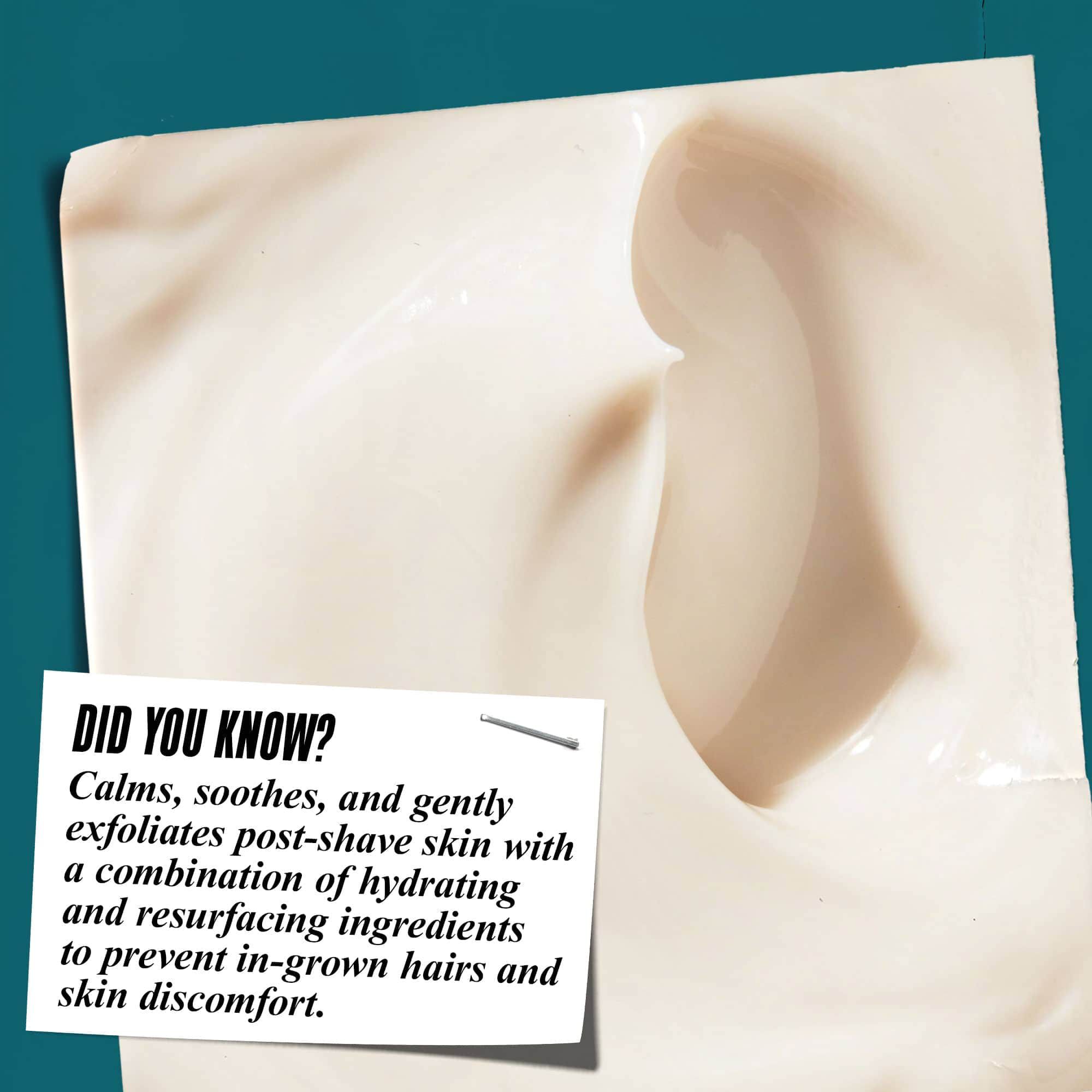 Taetbillede af Close Shavers Squadron Smooth Glider Precision Shave Lotion-konsistens. Teksten lyder "Vidste du det? Beroliger, lindrer og eksfolierer huden blidt efter barbering med fugtgivende og hudforyngende ingredienser for at reducere barberingsknopper og ubehag i huden."