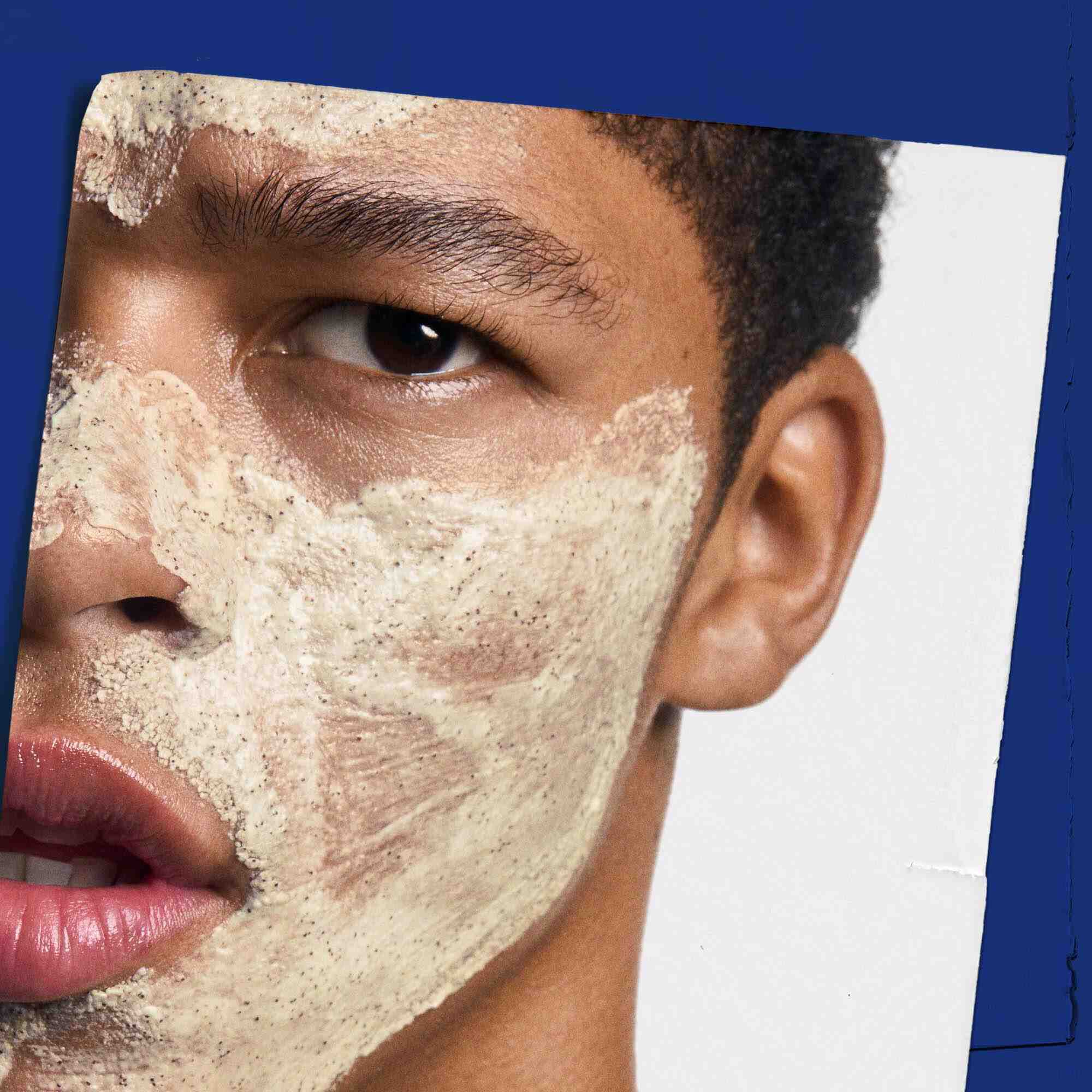 Facial Fuel Energizing Scrub påført i ansigtet, der viser brugen.