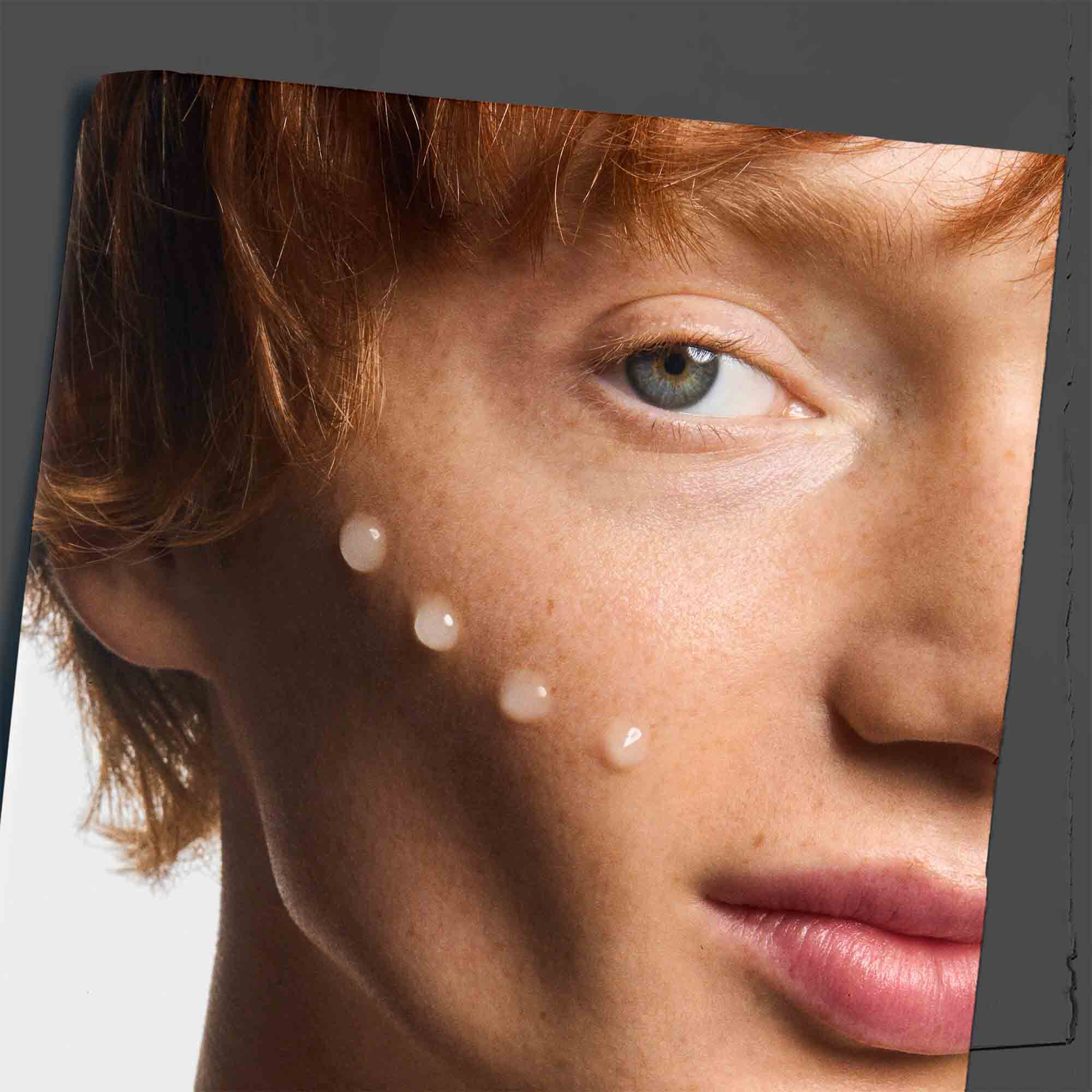 Age Defender Power Serum påført på en kindben, der viser brugen på huden.