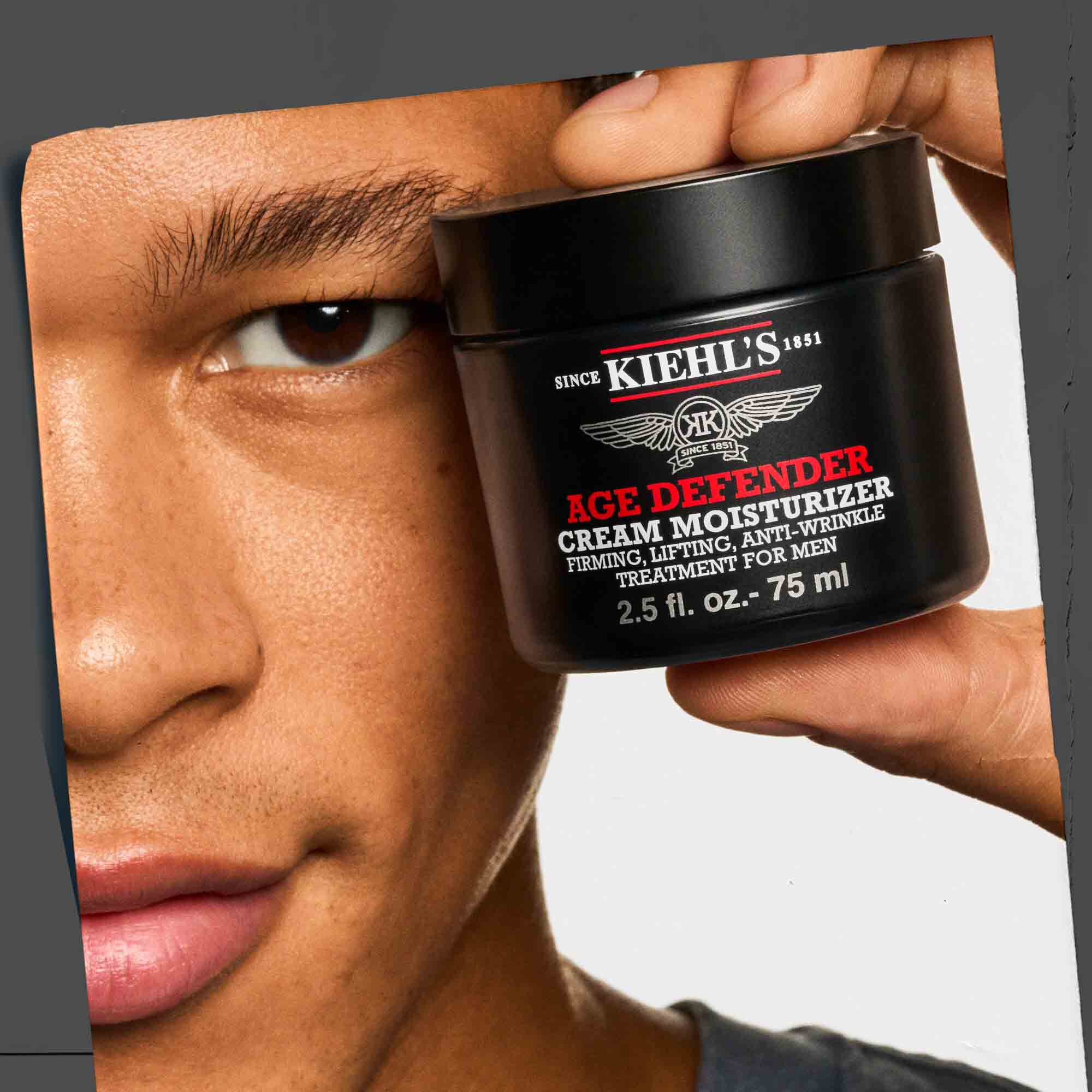 Age Defender Cream Moisturizer holdes i hånden, hvilket viser dens baerbarhed og brugervenlighed.