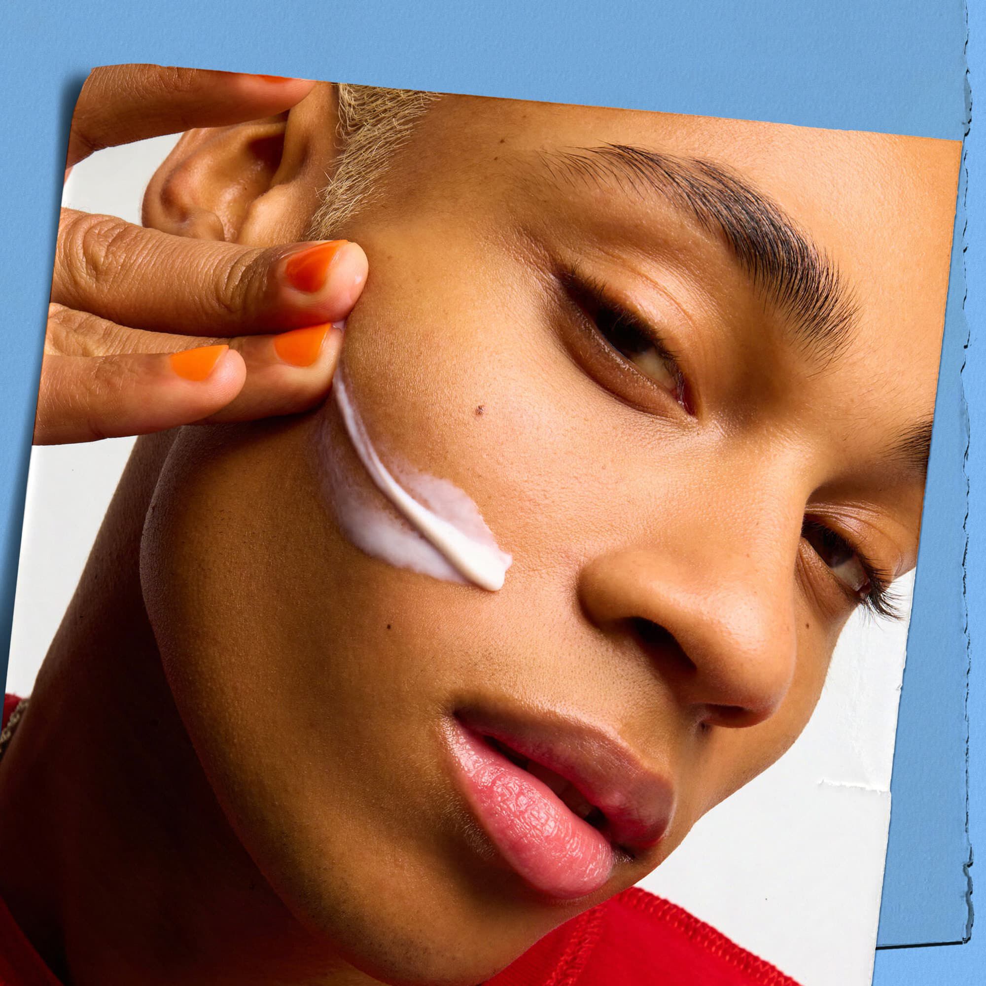 Model med en teksturprøve af Kiehl's Ultra Facial Moisturizer i ansigtet