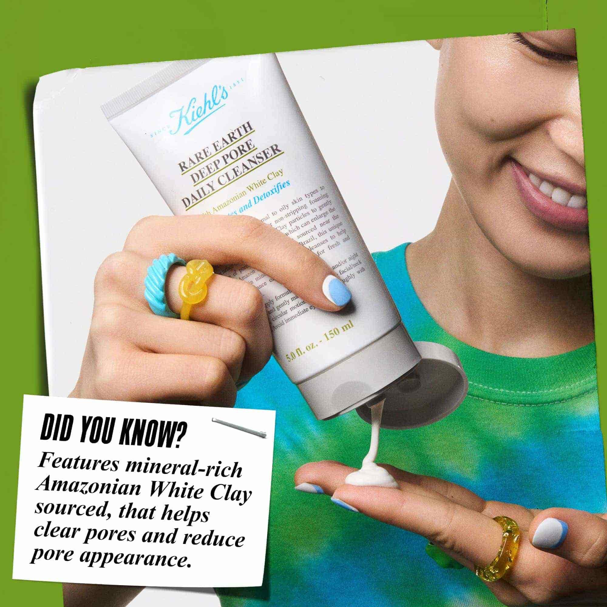 Hånd, der doserer Rare Earth Deep Pore Daily Cleanser på fingerspidserne. Teksten lyder: "Vidste du det? Formuleret med hvidt ler fra Amazonas, der hjaelper med at rense porerne og reducere deres synlighed."