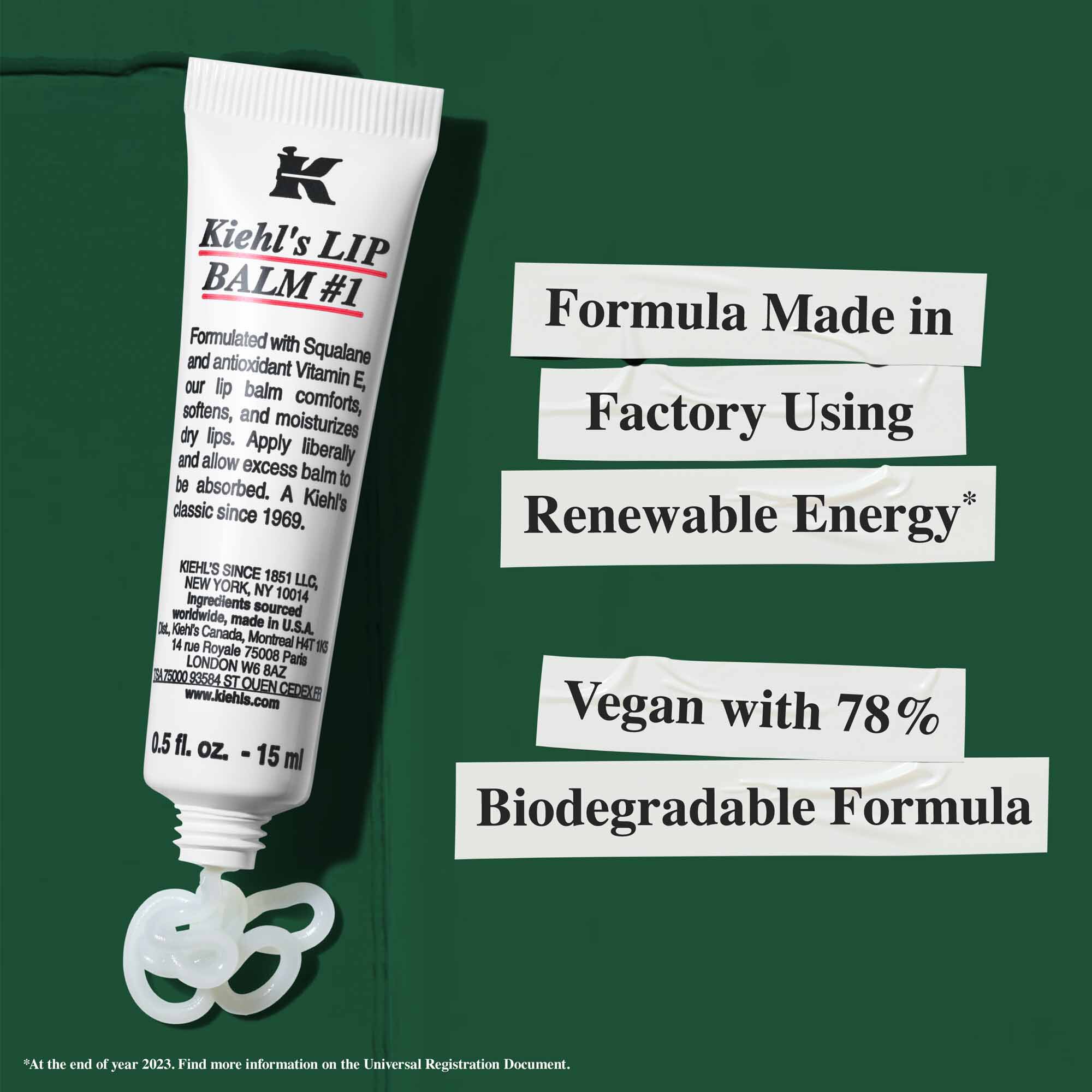 En tube Lip Balm #1 med tekst, der fremhaever baeredygtighed: "Formel produceret på en fabrik, der bruger vedvarende energi" og "Vegansk med 78% bionedbrydelig formel."