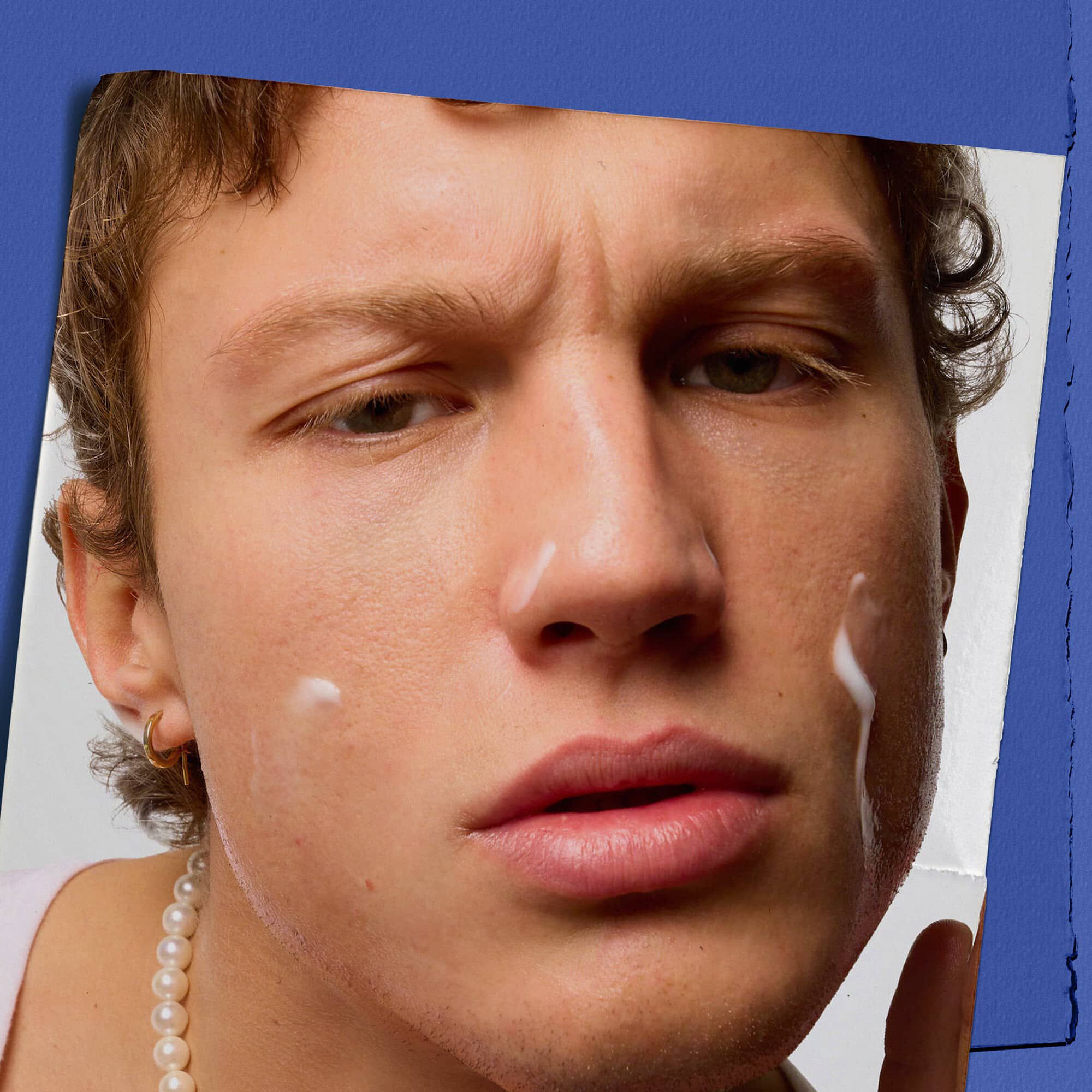 Model med Facial Fuel Energizing Moisture Treatment til maend i ansigtet