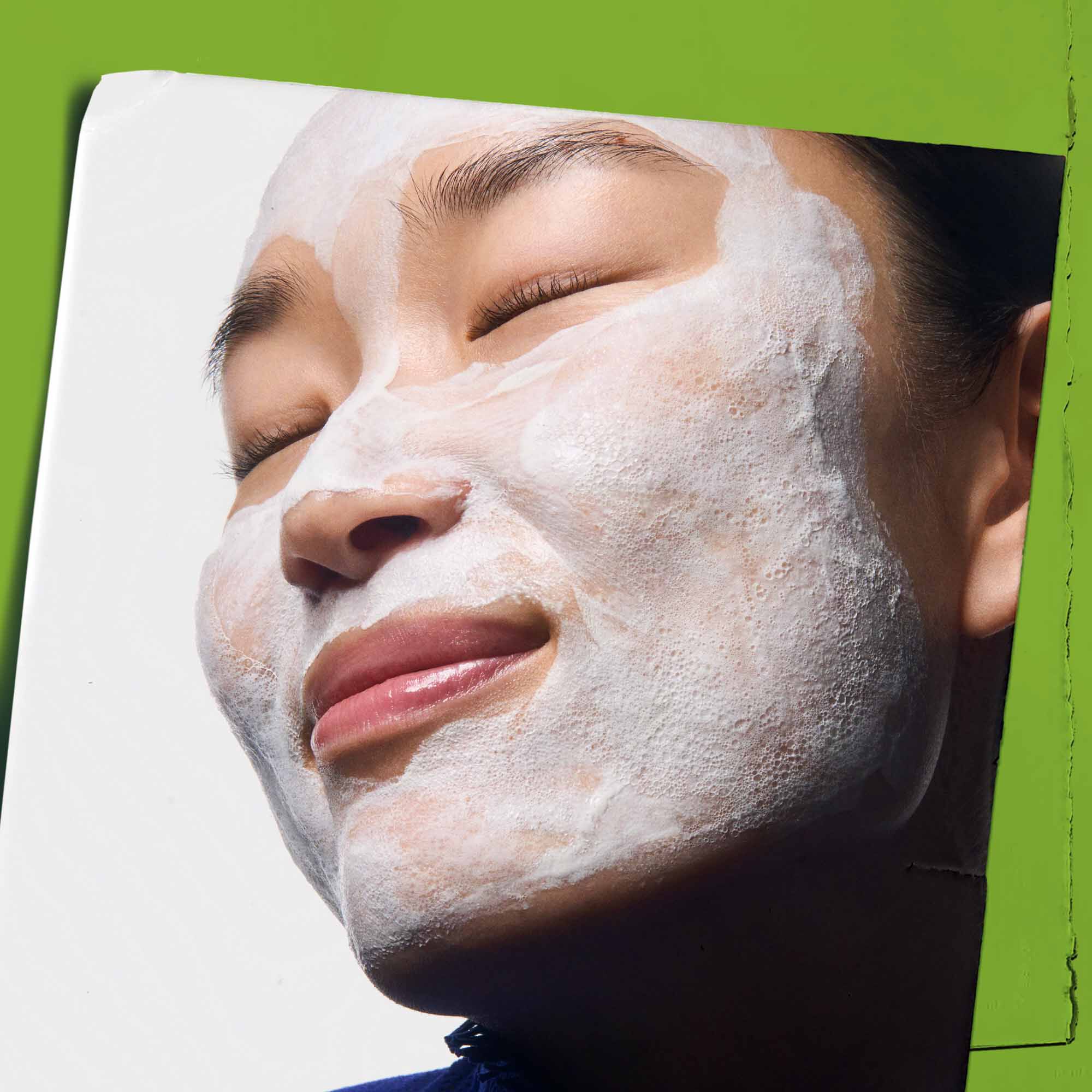 Rare Earth Deep Pore Daily Cleanser påført i ansigtet.