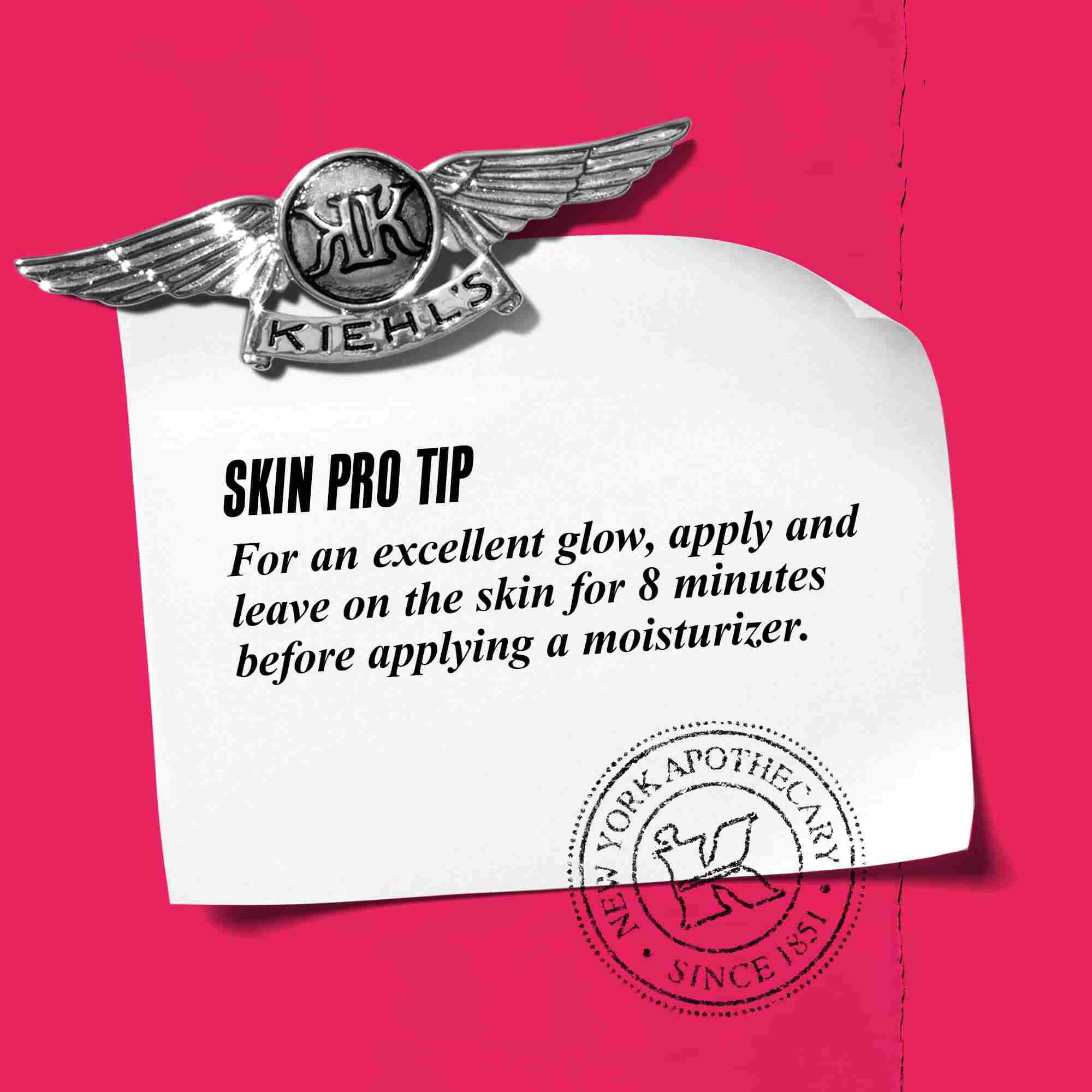 Grafik med tekst: "Skin Pro Tip: For en fremragende glød, påfør og lad sidde på huden i 5 minutter, før du påfører en fugtighedscreme."