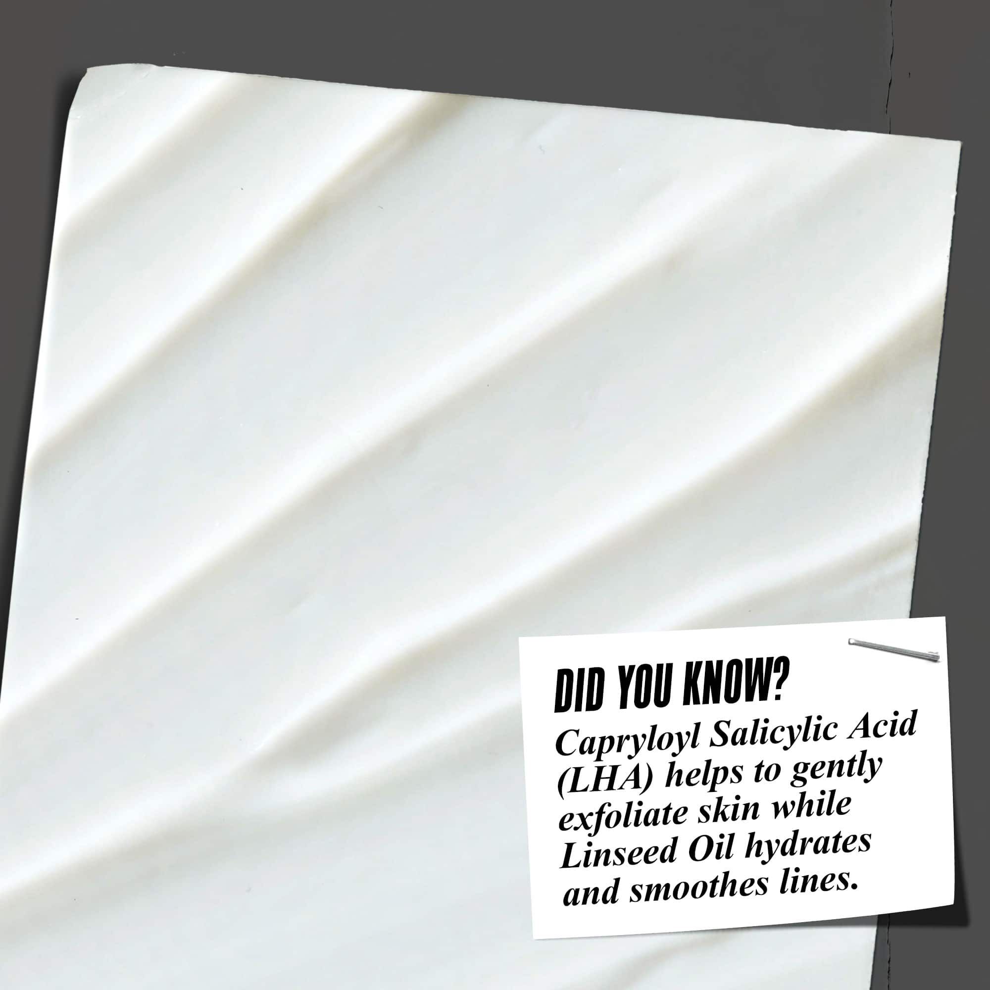 Vidste du det? LHA hjaelper med at eksfoliere blidt, mens hørfrøolie fugter og udglatter linjer.