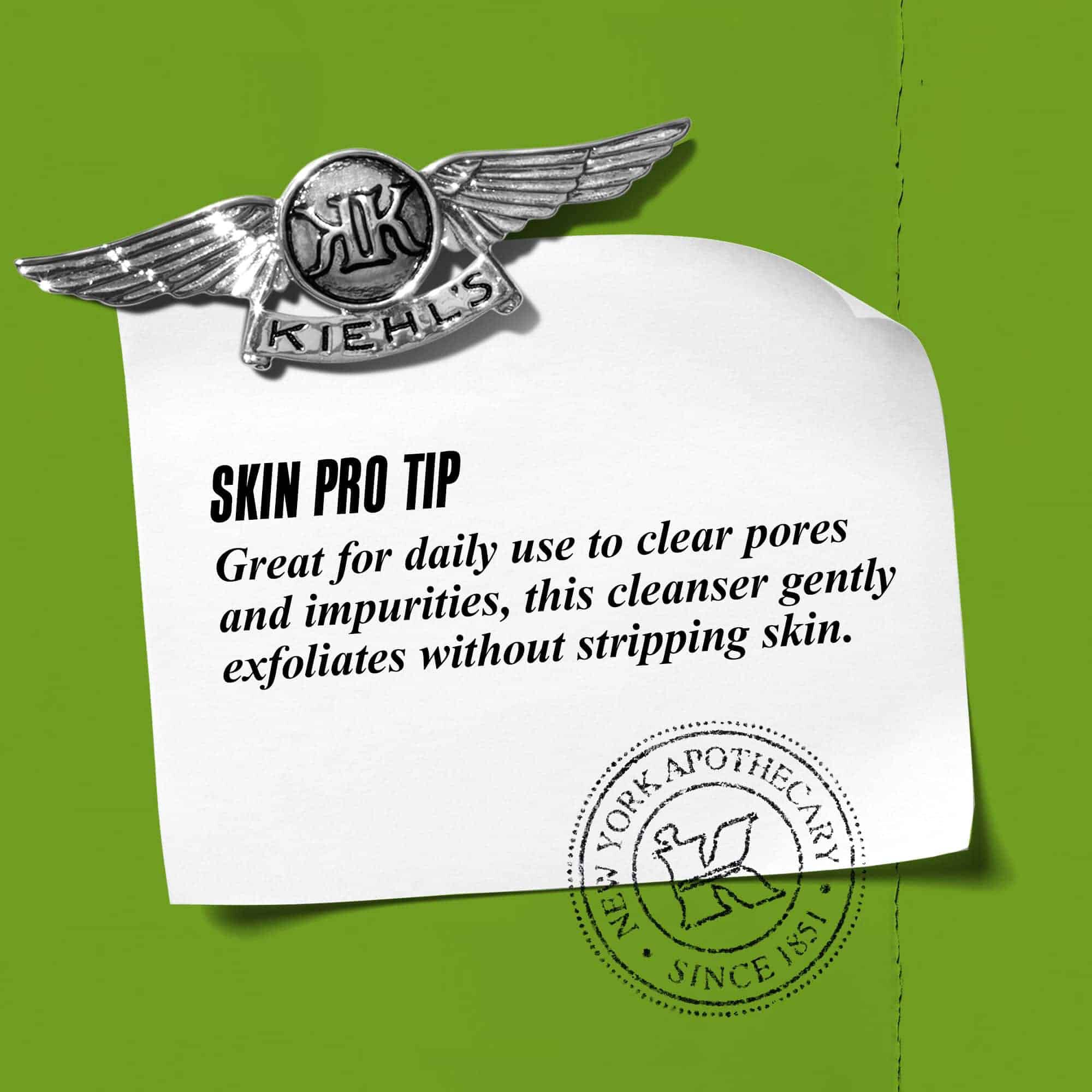 Grafik med tekst: "Skin Pro Tip: Fantastisk til daglig brug for at rense porer og urenheder, denne rens eksfolierer skånsomt uden at udtørre huden."