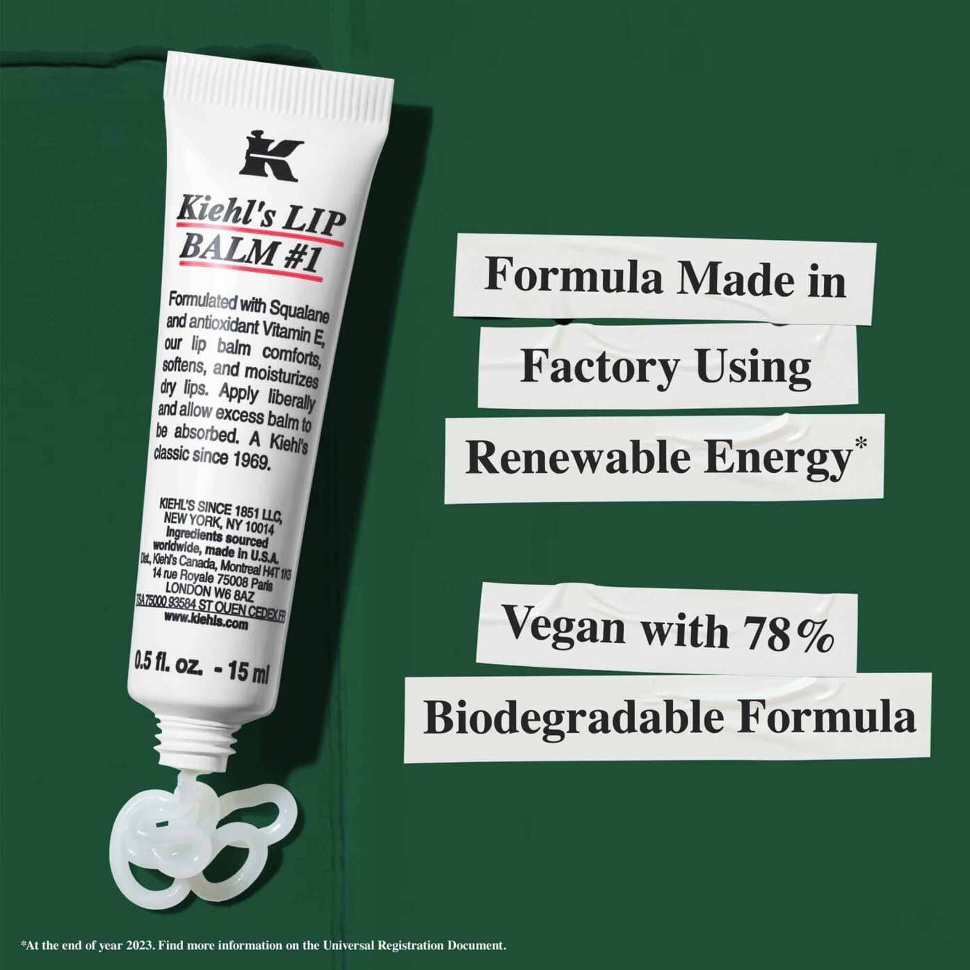 En tube Lip Balm #1 med tekst, der fremhaever baeredygtighed: "Formel produceret på en fabrik, der bruger vedvarende energi" og "Vegansk med 78% bionedbrydelig formel."