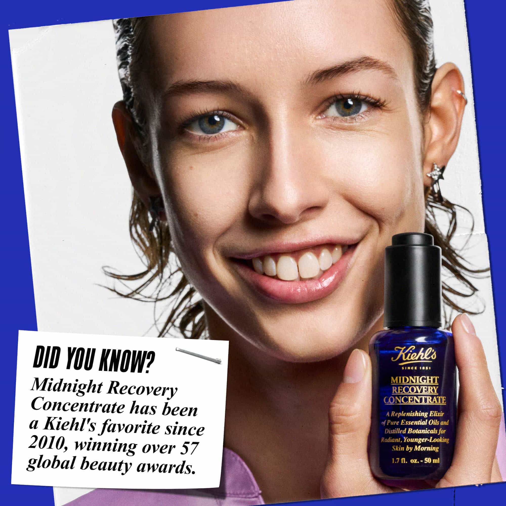 En person, der holder en flaske Midnight Recovery Concentrate ansigtsolie og smiler. Teksten lyder: "Vidste du det? Midnight Recovery Concentrate har vaeret en Kiehl's favorit siden 2010 og har vundet over 57 globale skønhedspriser."