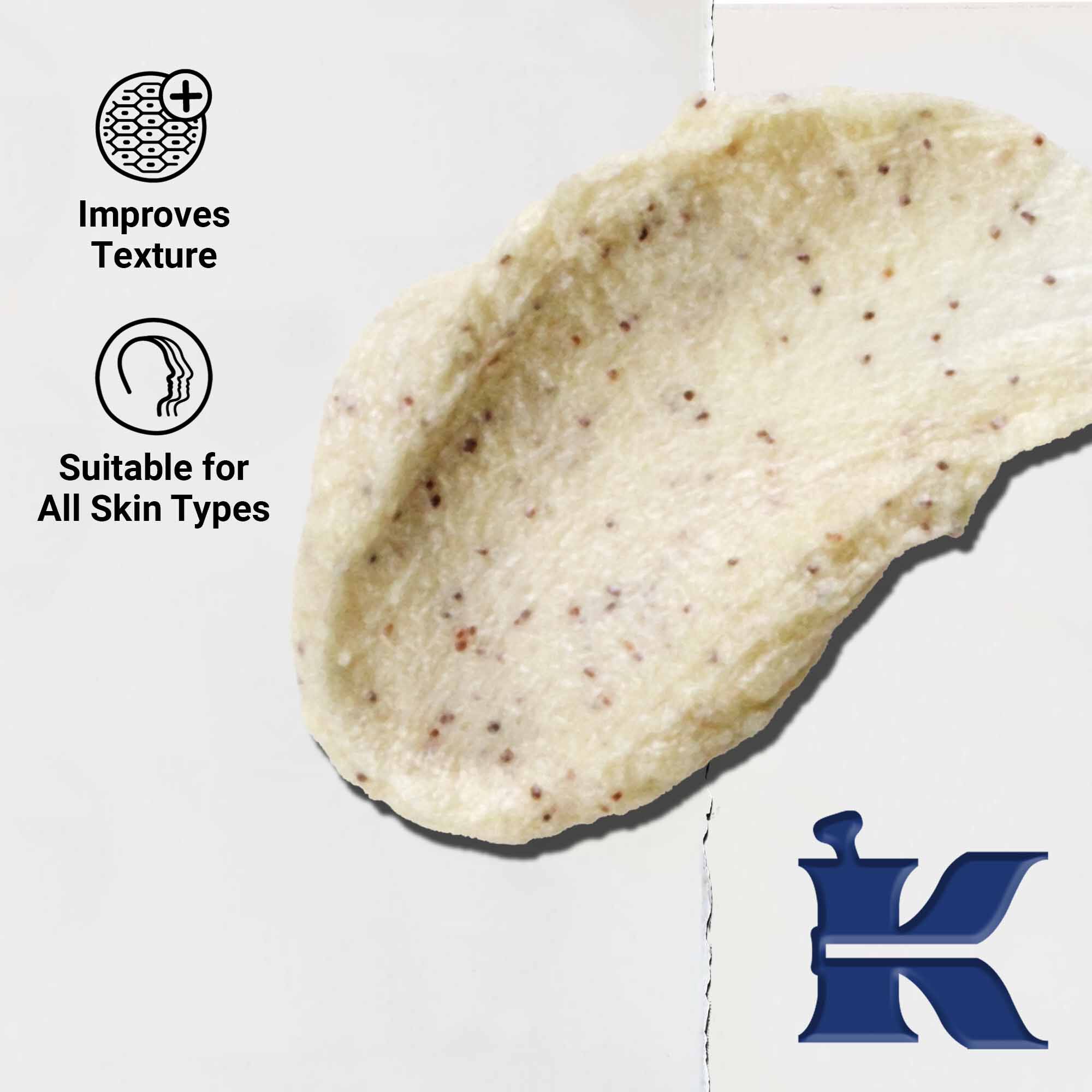 Taetbillede af Facial Fuel Energizing Scrub-konsistens; tekst fremhaever egnethed til alle hudtyper og opfriskende eksfoliering.