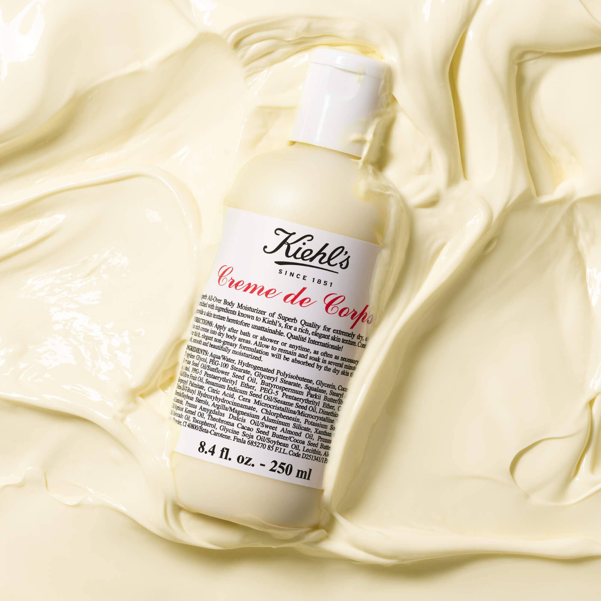 Flaske med Kiehl's Creme de Corps i en stor maengde bodylotion-konsistens
