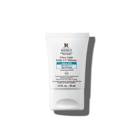 En 30 ml tube Kiehl's Ultra Light Daily UV Defense Aqua Gel mod en hvid baggrund.