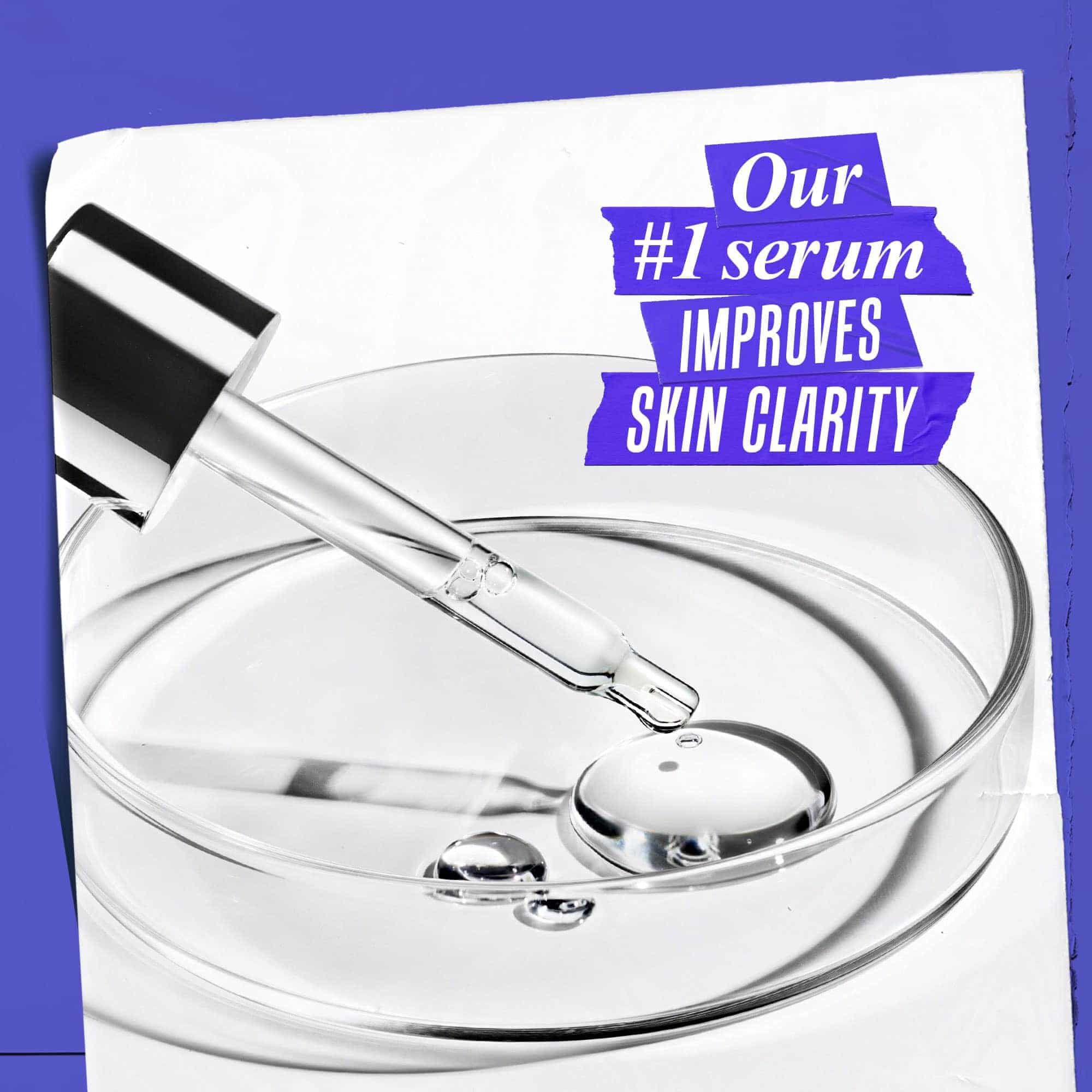Dråbetaeller, der dispenserer serum i en glasskål med tekst: Vores #1 serum forbedrer hudens klarhed.