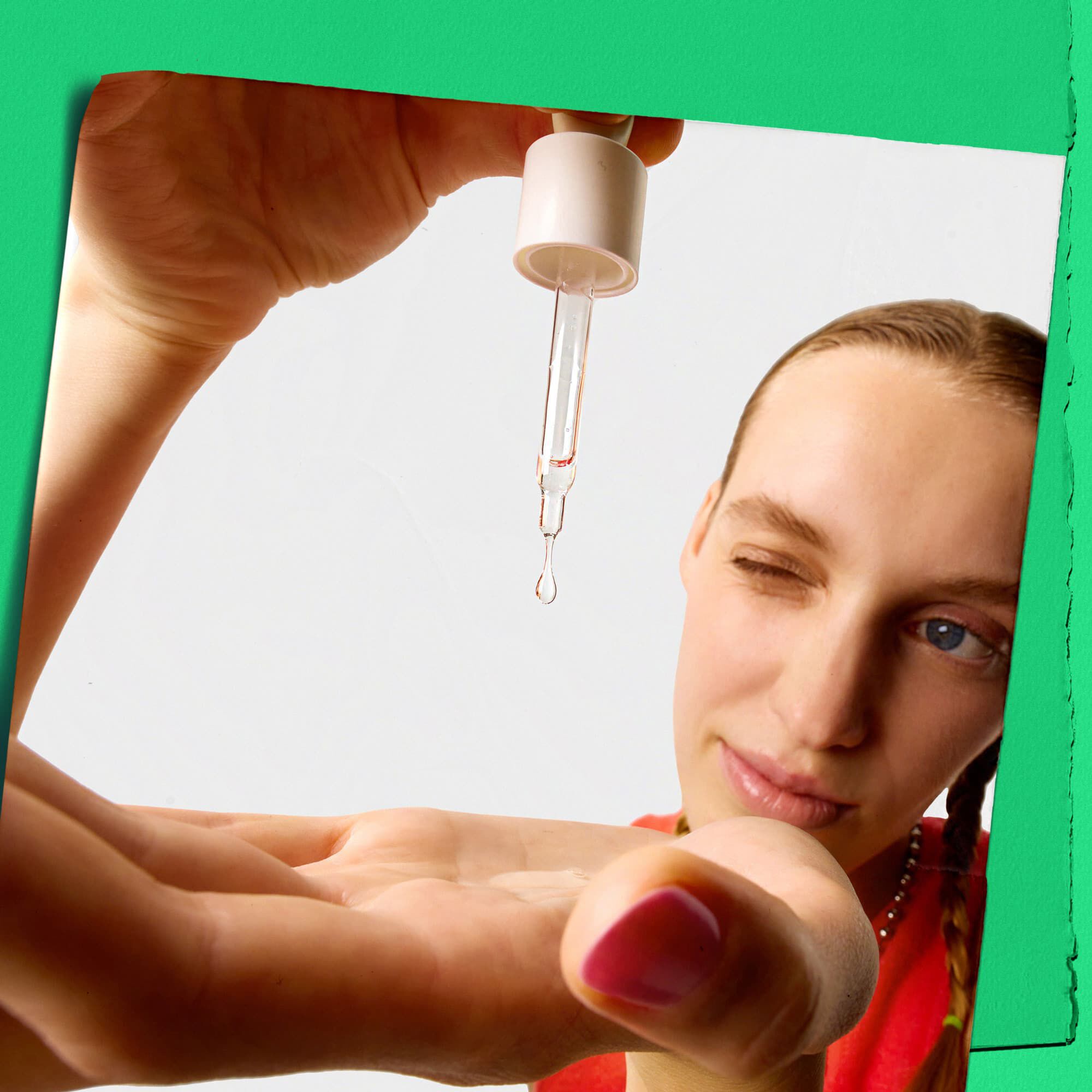 Model drypper Kiehl's Ultra Pure High-Potency Serum på hånden