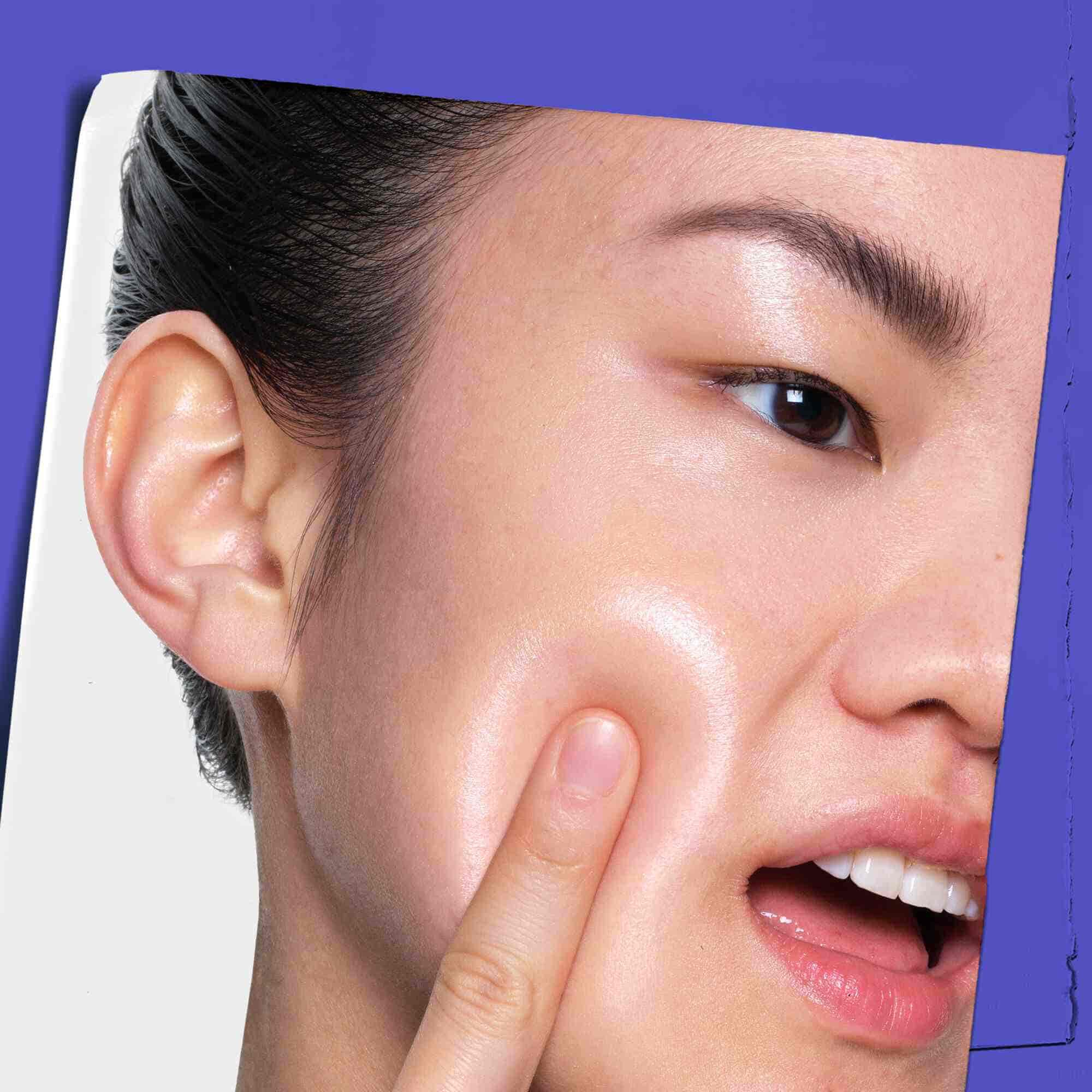 En person, der påfører Clearly Corrective Dark Spot Solution på huden.