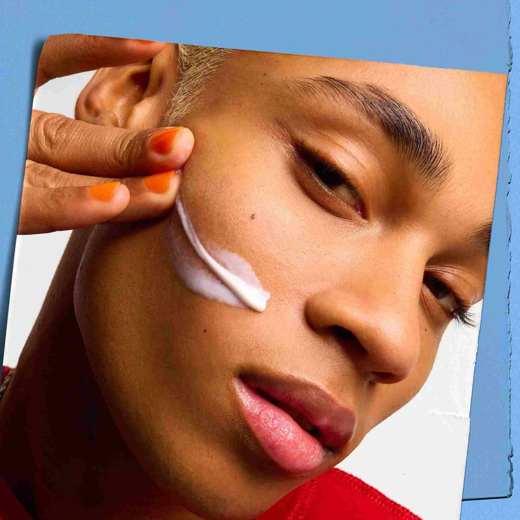 Model med en teksturprøve af Kiehl's Ultra Facial Moisturizer i ansigtet