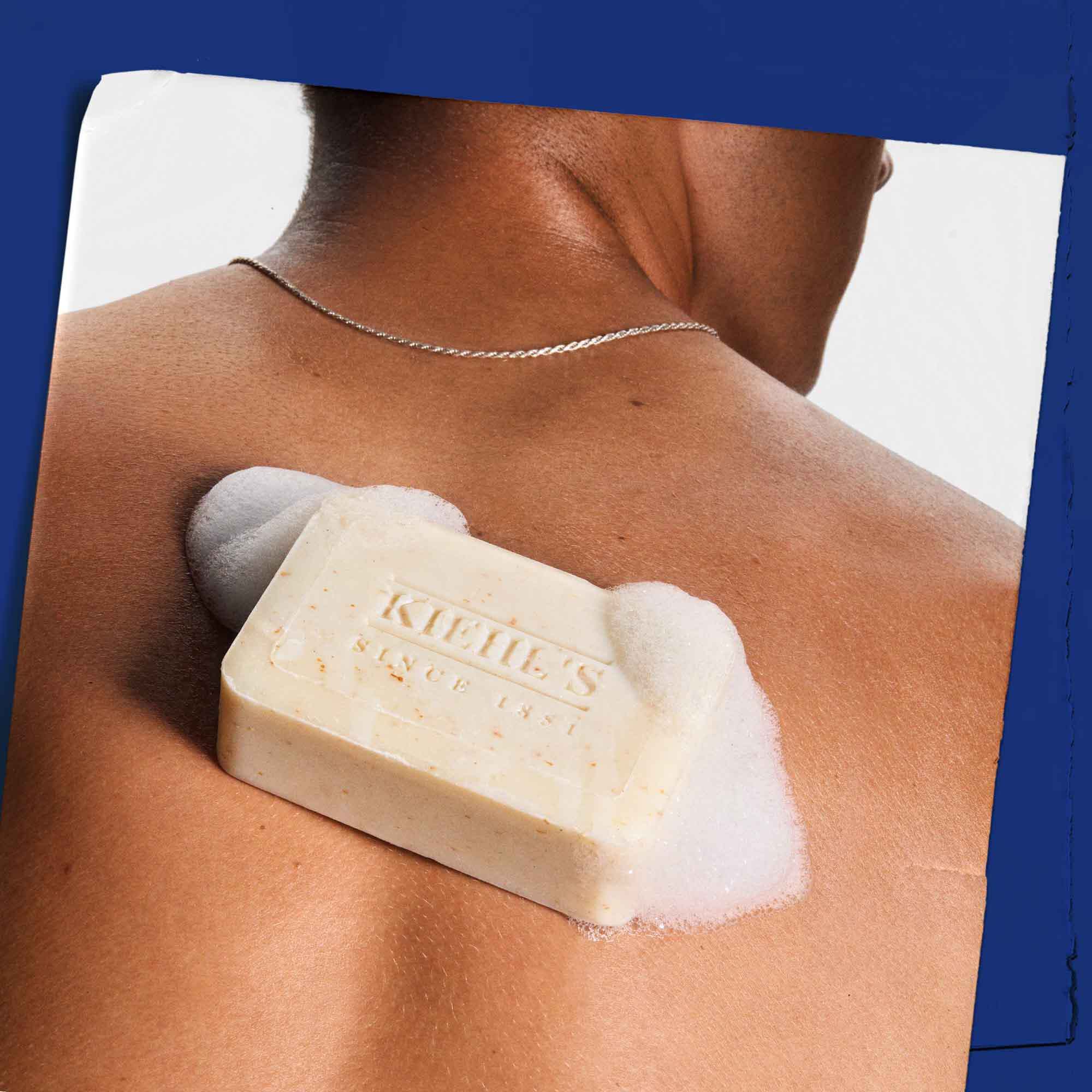 Ultimate Man Body Scrub Soap brugt på huden, der viser påføring og skum.