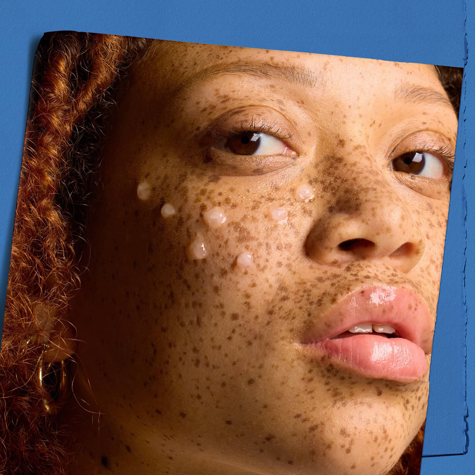 Model med dråber af Kiehl's Hydro Plumping Serum Concentrate i ansigtet